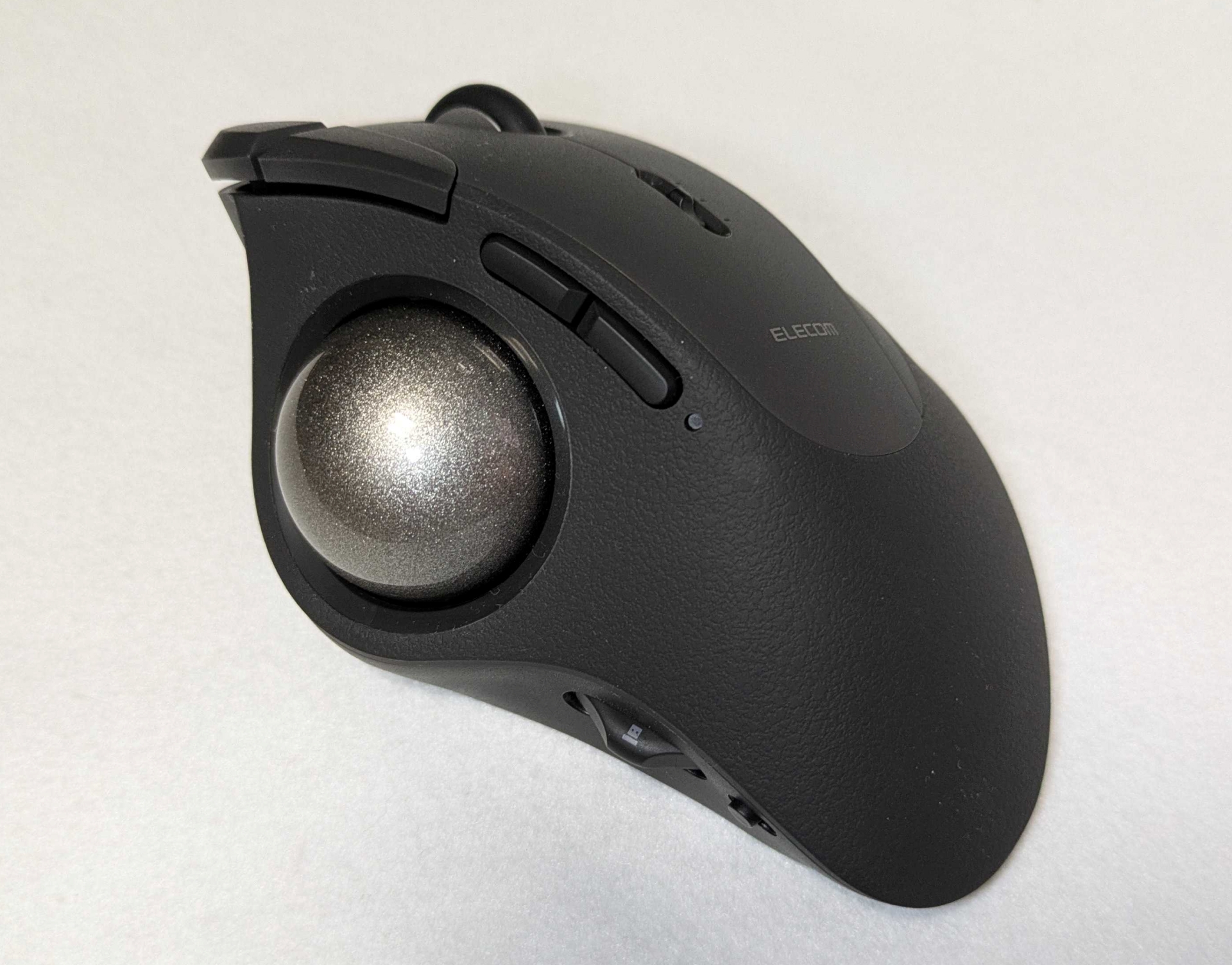 親指操作タイプの「IST PRO」。ボールが本体左側に埋め込まれており、親指を除く指の配置はマウスに似ている