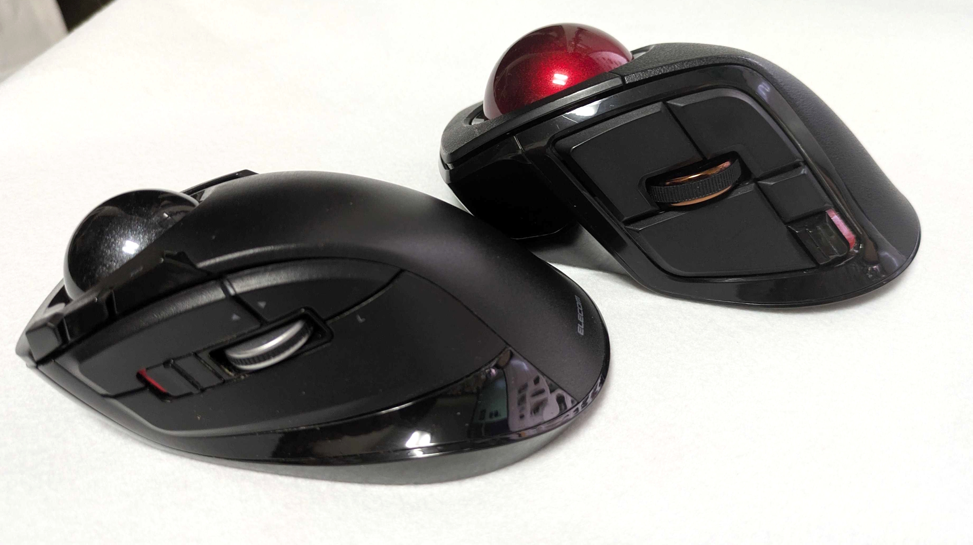 こちらも姉妹機「DEFT」（左）と比較してみると、「HUGE」シリーズよりその差は顕著。主に親指側のボタン配置が異なるほか、「DEFT」は「DEFT PRO」よりボールサイズが少し小さく、右クリックが細い。「DEFT PRO」のほうが多機能ではあるが「DEFT」のほうが実売価格は圧倒的に安いため、一回使ってみたいという方には「DEFT」も良い機種だと思う