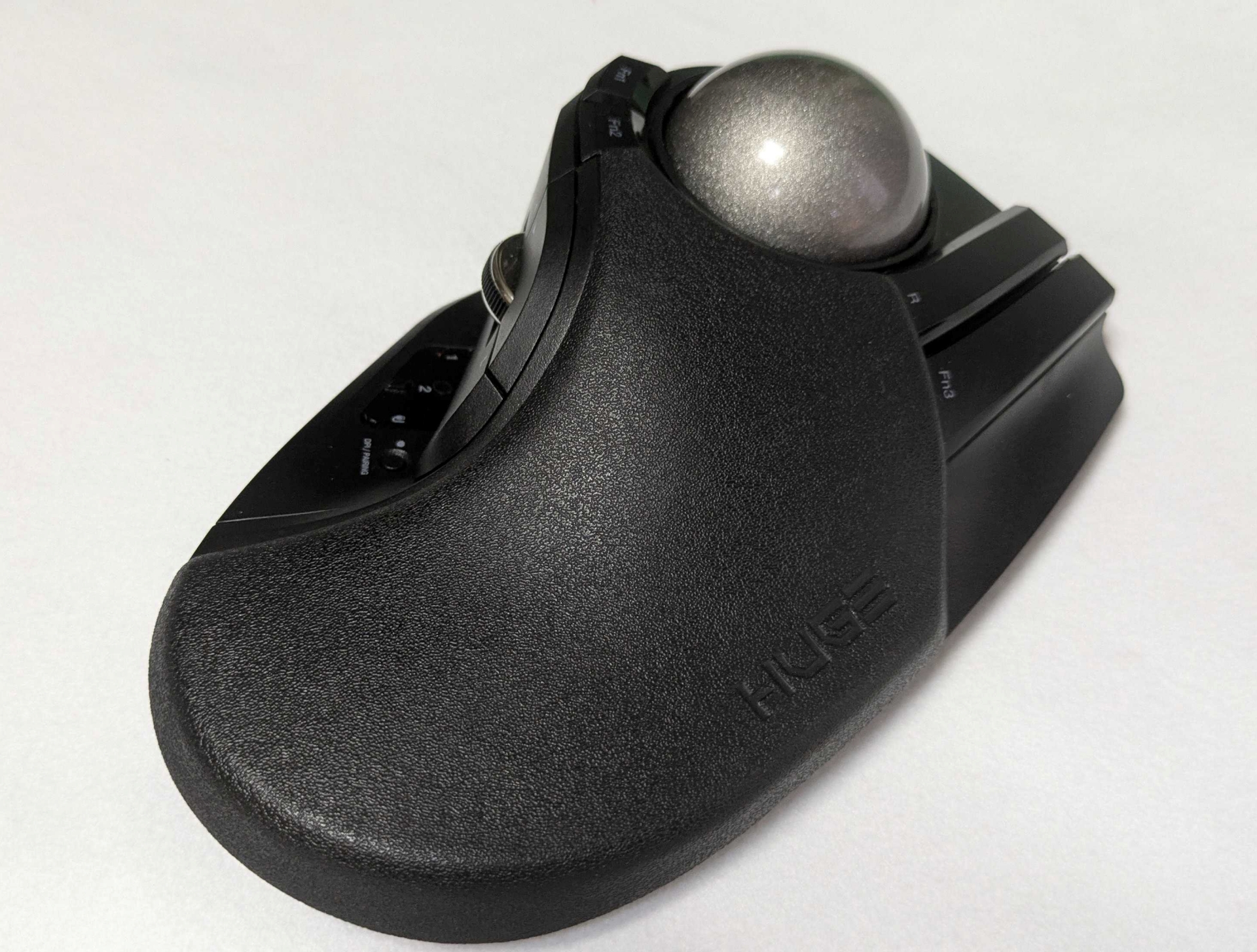 「HUGE PLUS」は何度見ても本体とボールがデカい。このデカさこそが強みであり、手のひらをガッチリと支えるリストレスト、巨大であるがゆえに繊細な操作が可能なボール、そして「HUGE PLUS」ならではのベアリング機構による操作の軽さは極上である