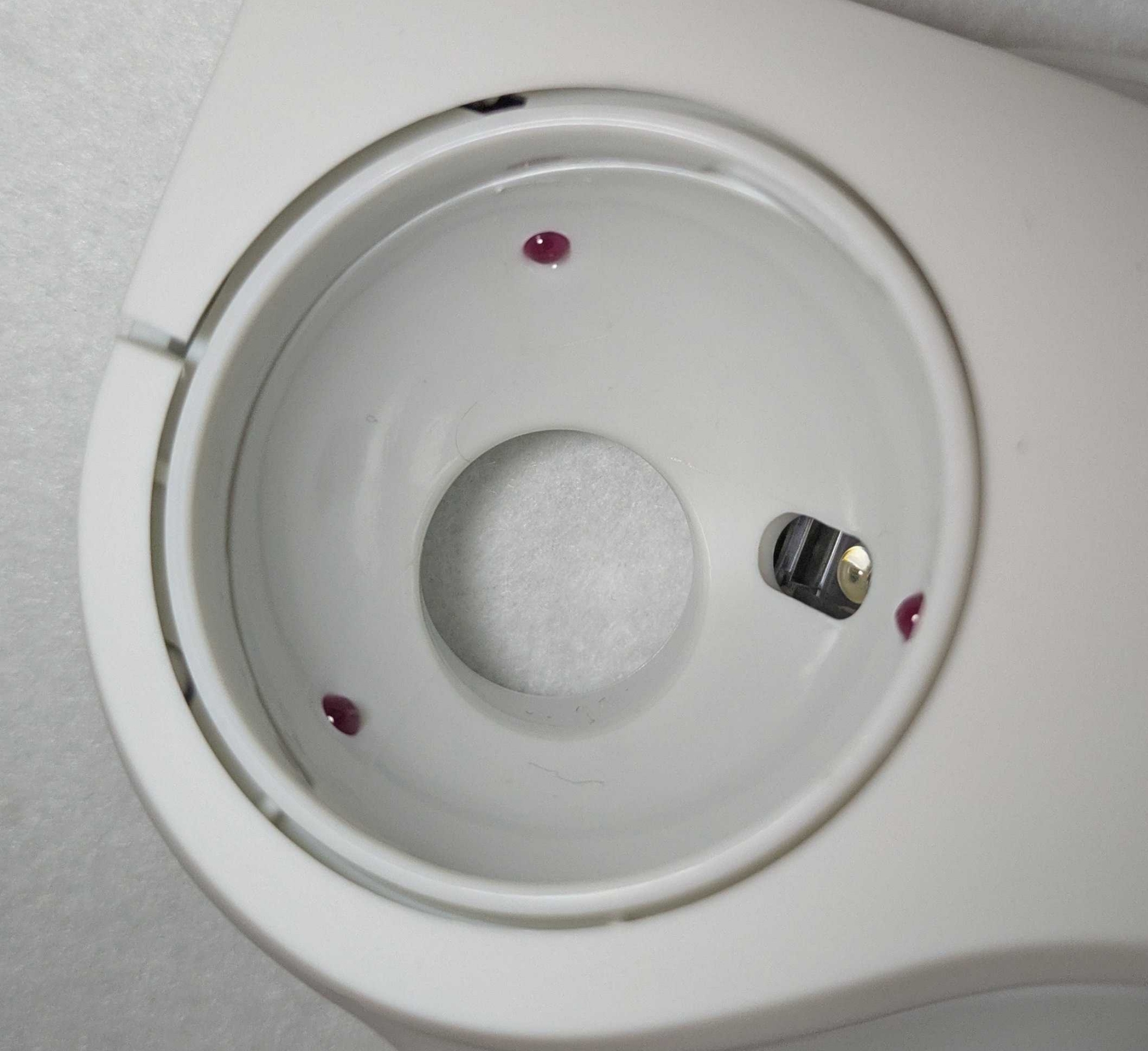 「bitra」は赤く輝く3つのルビー支持球でボールを支持する形になっている。ここが耐摩耗性に優れるルビーであるということ自体も実は嬉しいポイント