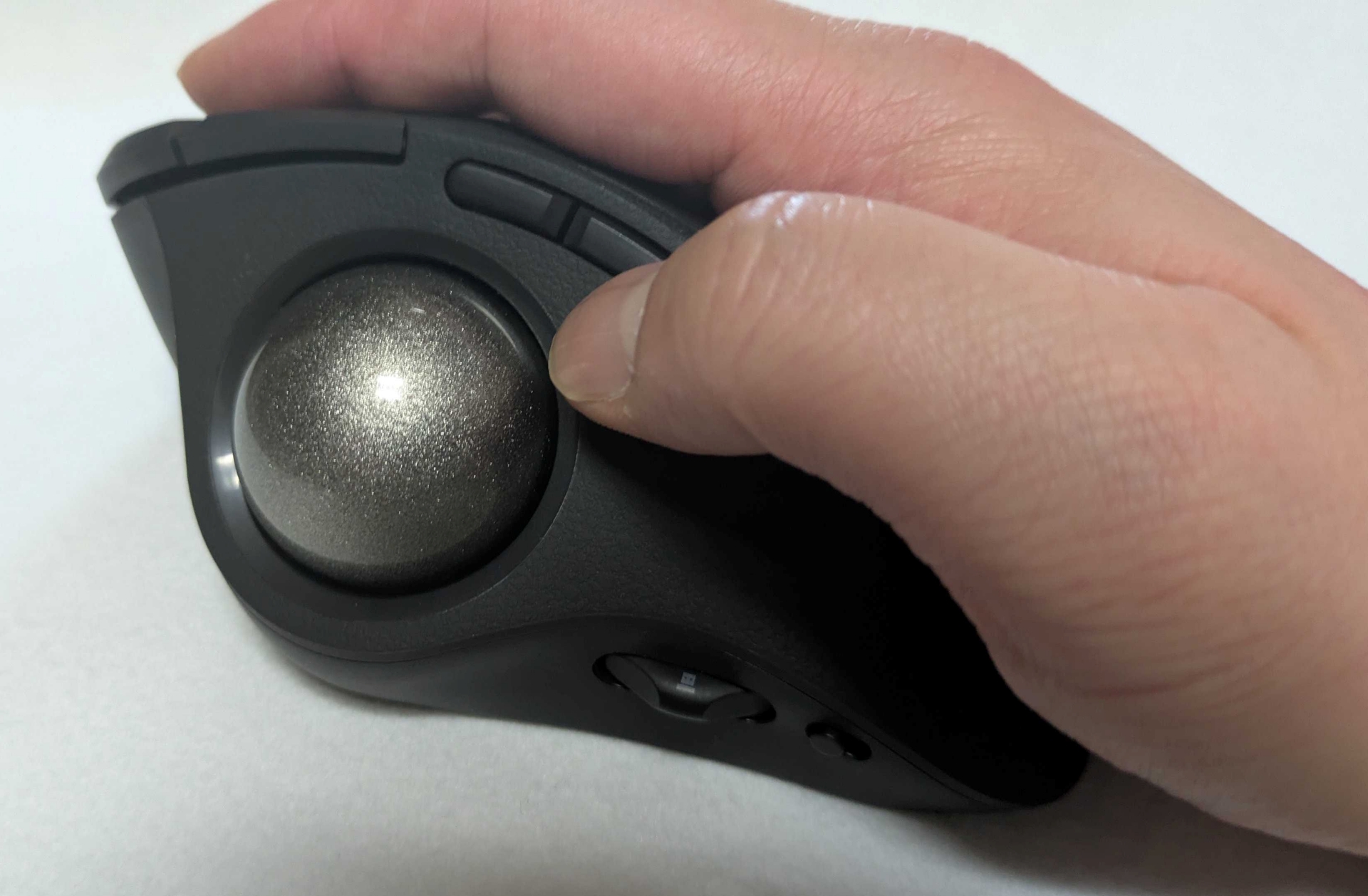 本体を置いて指先で操作する、という構造上、操作に必要なスペースは本体のサイズ分だけと極めて小さく済む。手首も固定されるので、腱鞘炎対策にも良い……らしい。筆者はトラックボールのおかげか、PCの前にいる時間が極めて長い割に、腱鞘炎とは無縁である