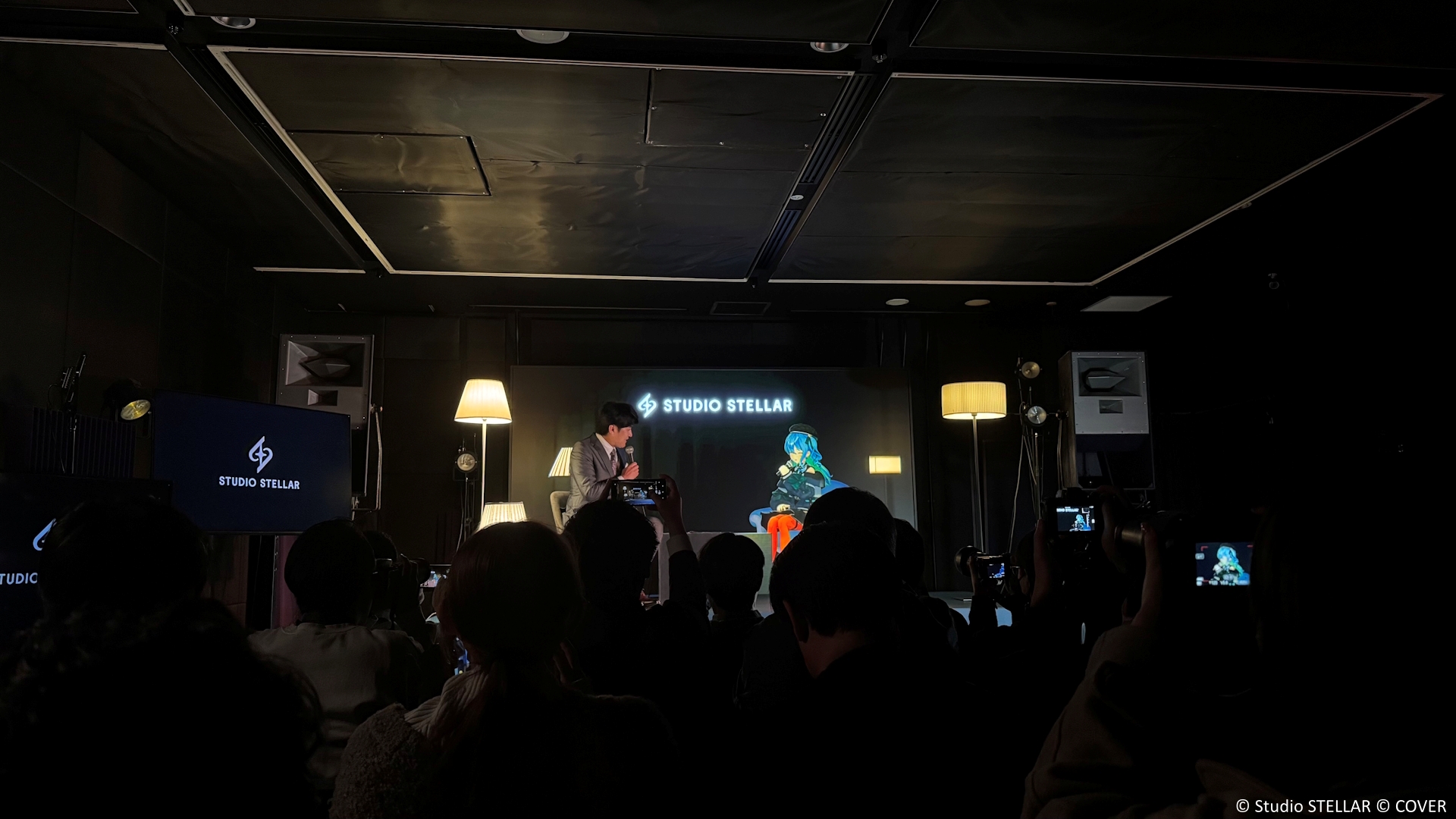 説明会の会場は配信されたばかりの8周年アコースティックライブを思わせるセッティング