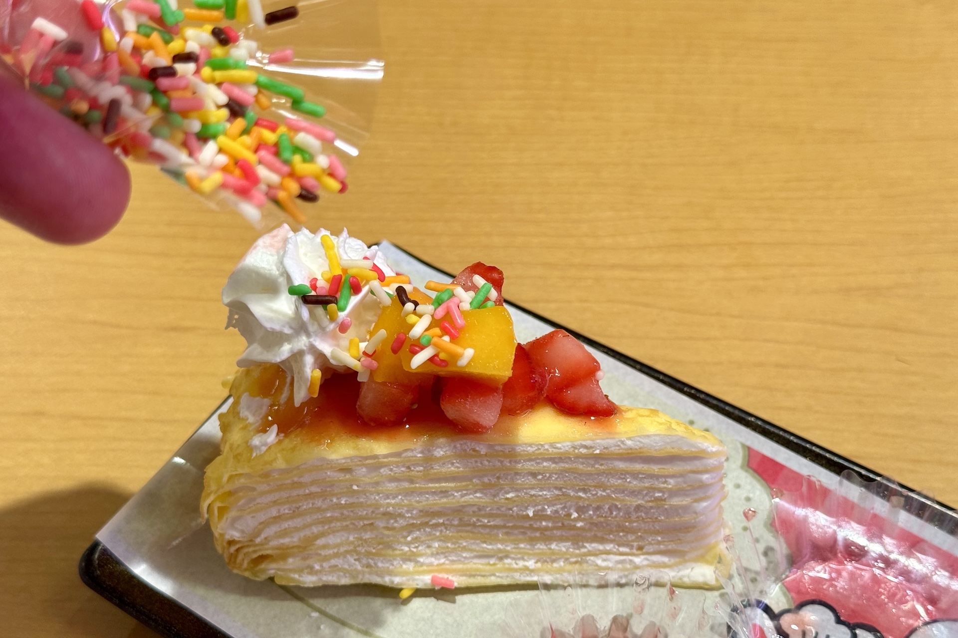 付属のトッピングを自分の好きなようにデコレーションできる。家族などでワイワイ楽しめそうだ