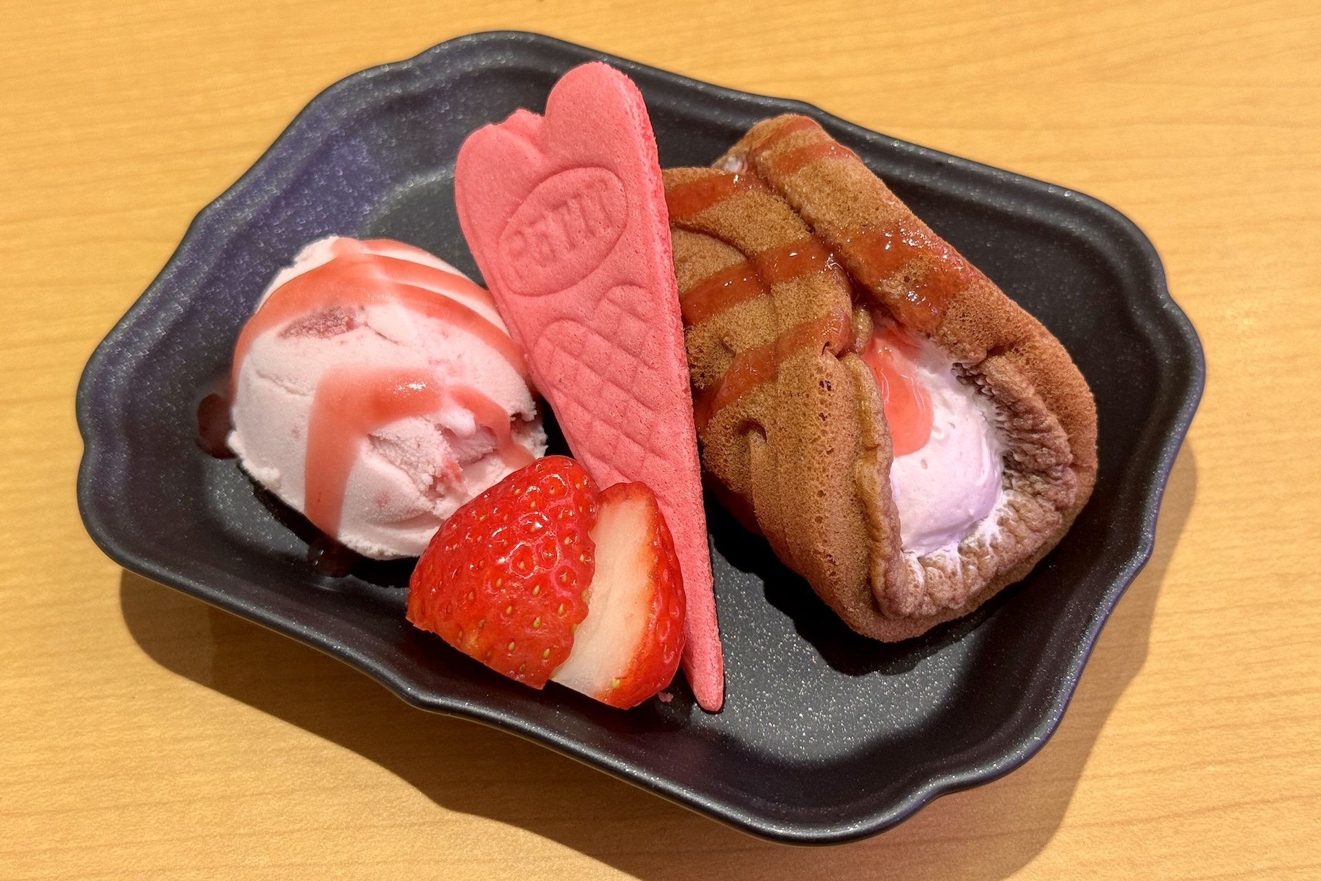 「フレッシュ苺&苺のココアオムレット 苺アイス添え」 価格：300円〜 販売期間：3月25日〜4月19日 ※販売予定総数34万食が完売次第終了