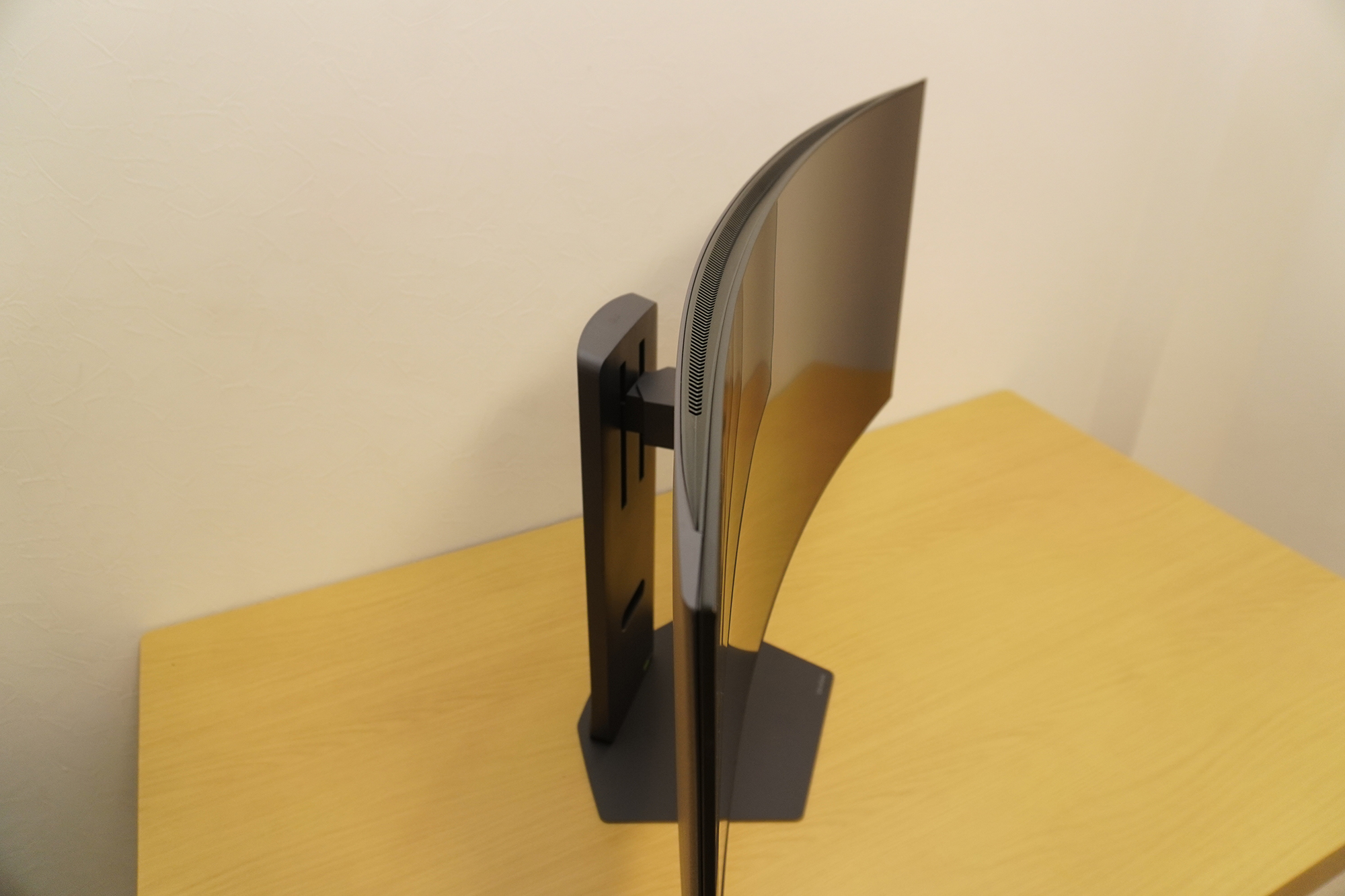 緩やかなカーブを描いた曲面型モニター