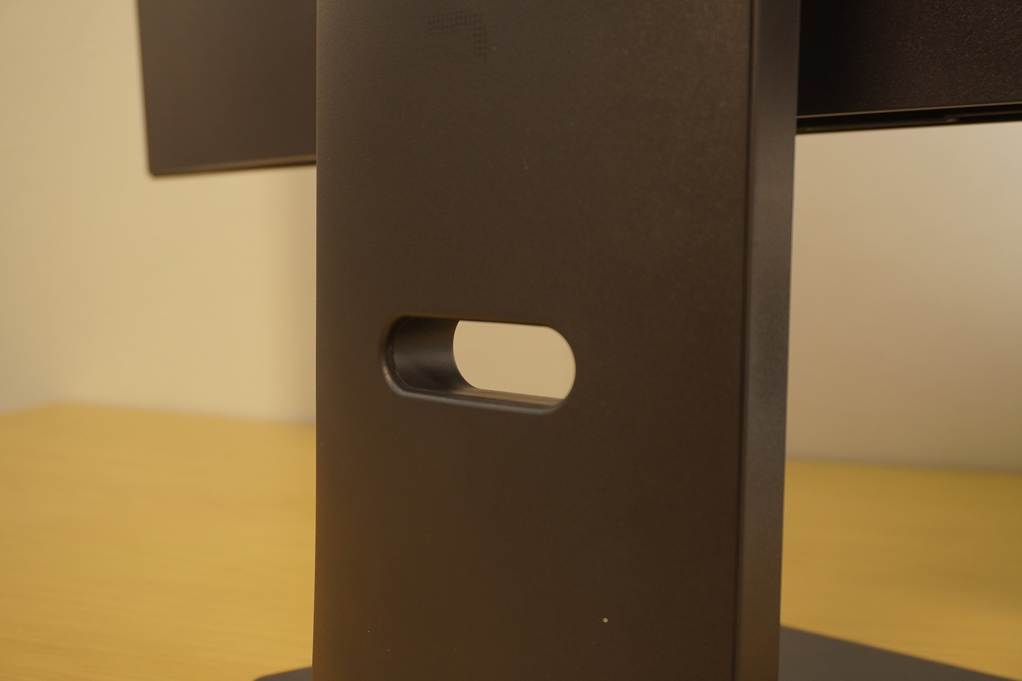 スタンドにはケーブルをまとめるための穴が開いている