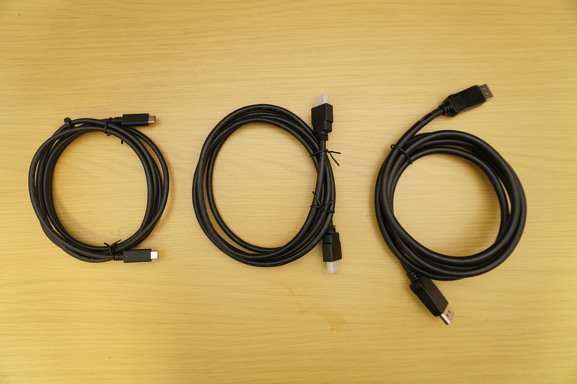 ウルトラハイスピードHDMIケーブル、USB Type-Cケーブル、DisplayPortケーブルが付属している