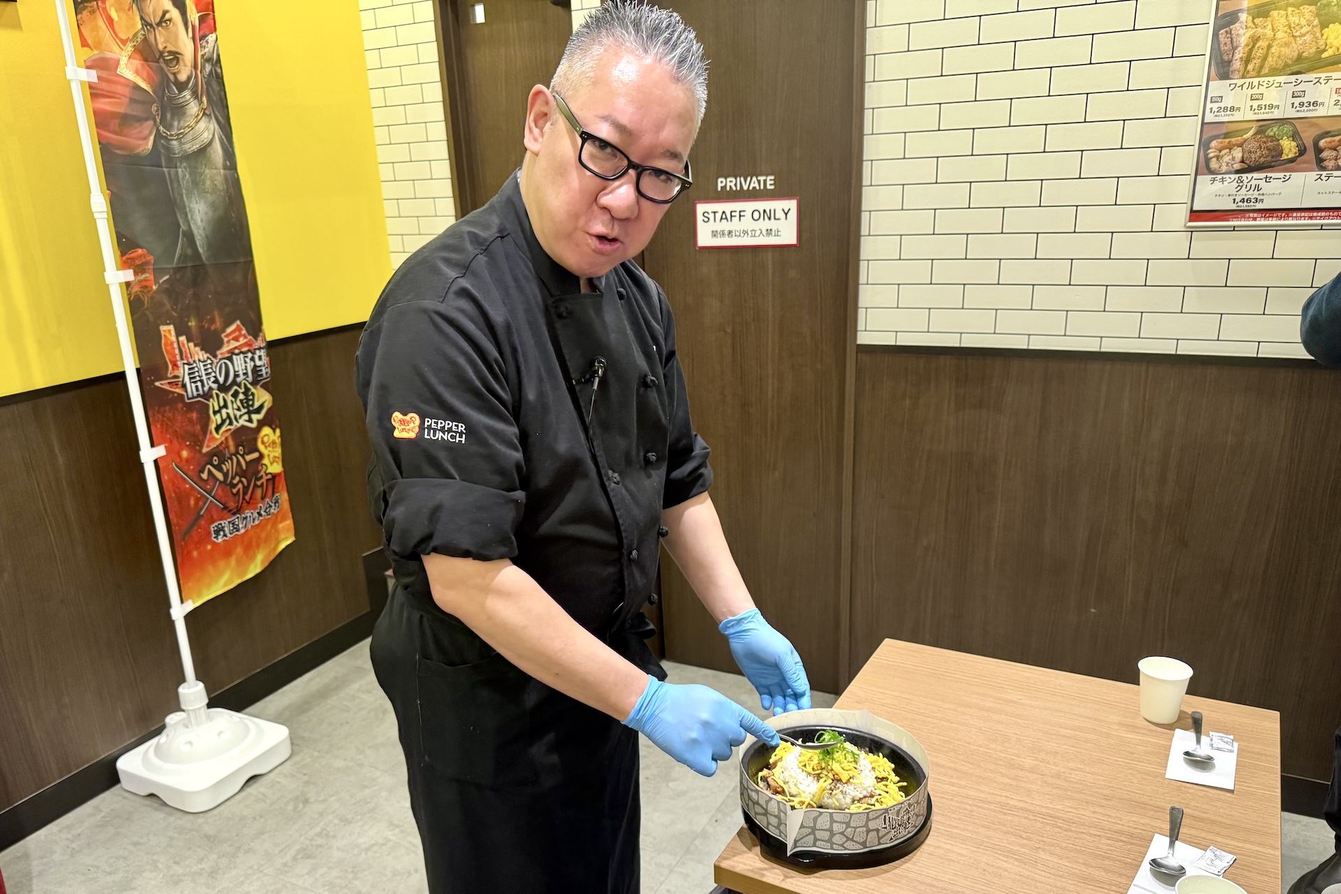 発表会の最後には池野代表自らが試食品を調理してくれた。池野氏は実際にお店に立つことがよくあるとのこと