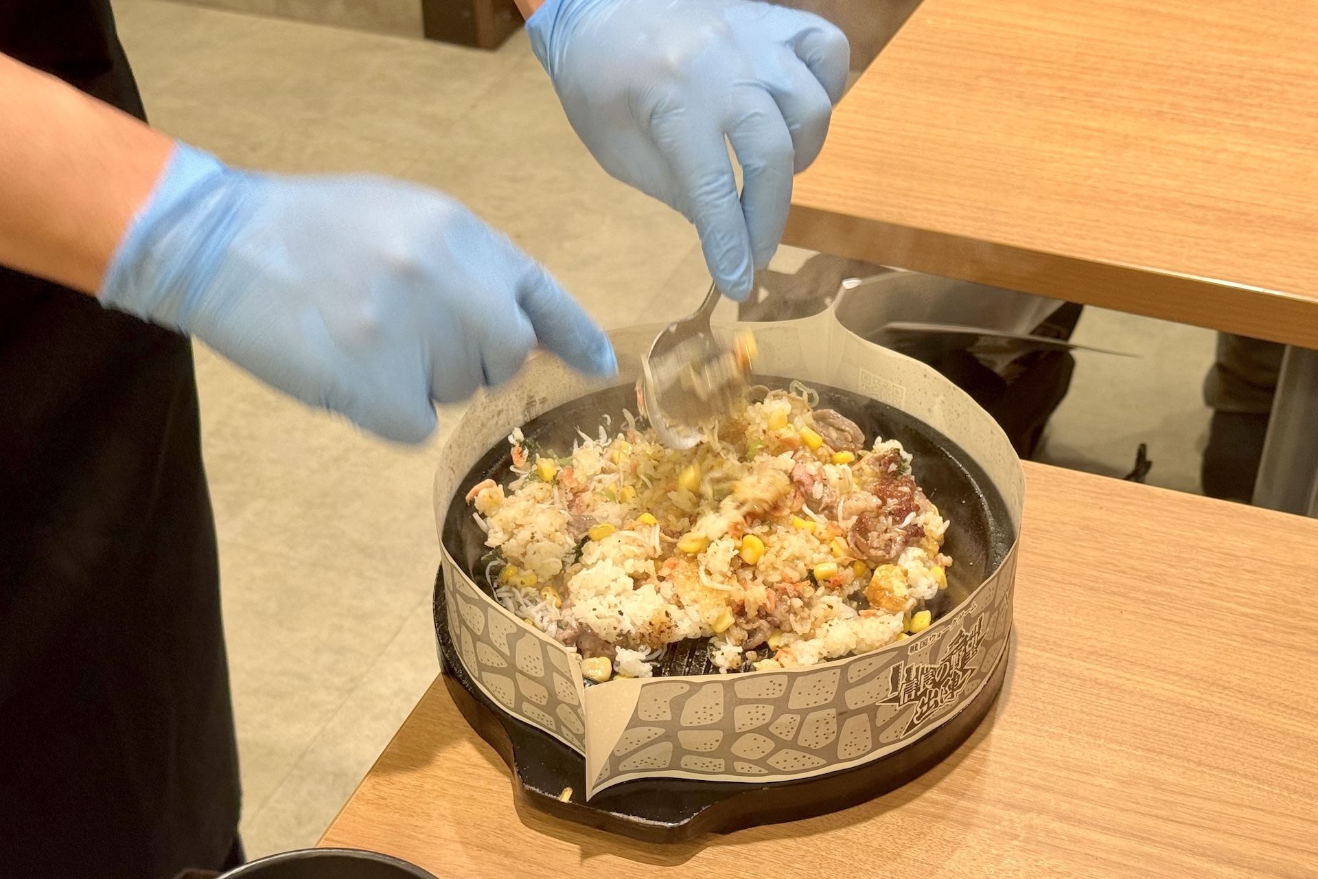 めちゃくちゃ手際よくコラボメニューを作ってくれた。コラボメニューは今までのペッパーライスとは違う個性ある味わいでどれも美味しかった！ ぜひ3種を食べ比べてみてほしい