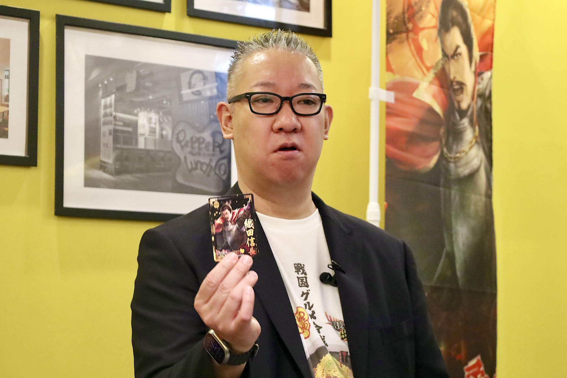 期間中にコラボメニューを注文すると、ゲーム内でアイテムがもらえるオリジナル武将カードがプレゼントされる。カードは全9種とシークレット1種の計10種が用意される