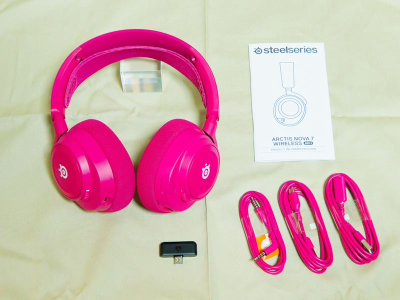 Arctis Nova 7 Gen 2の内容物。各国語で書かれた紙のマニュアルのほか、本体、USB-Cドングル、ケーブル類が3本付属している。