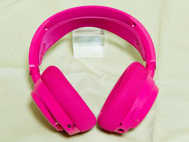 Arctis Nova 7 Gen 2の本体。写真を撮影する際に色の正確性は極力あげたつもりだが、できれば肉眼で確認して欲しい。かなりビビッドな濃いピンクという印象。大胆な色使いに1980年代に多色展開でヒットしたソニーのイヤフォン「N･U･D･E」シリーズを思い出してしまった。筆者は当時このマゼンダとそっくりな色のイヤフォンを愛用していたのだ。