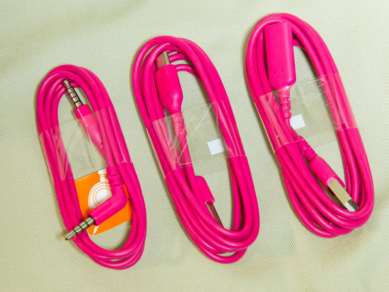 付属のケーブルは3本。左から5極＆4極3.5mmケーブル、USB-C & USB-A充電ケーブル、USB-C & USB-Aエクステンションケーブル。5極＆4極3.5mmケーブルは5極側を本機の3.5mmワイヤオーディオジャックに挿して使う。また充電ケーブルは実際には充電だけでなくファームウェアの更新にも使う。エクステンションケーブルはUSB-Aの再生機器にドングルを接続するときに使うためのものだ。