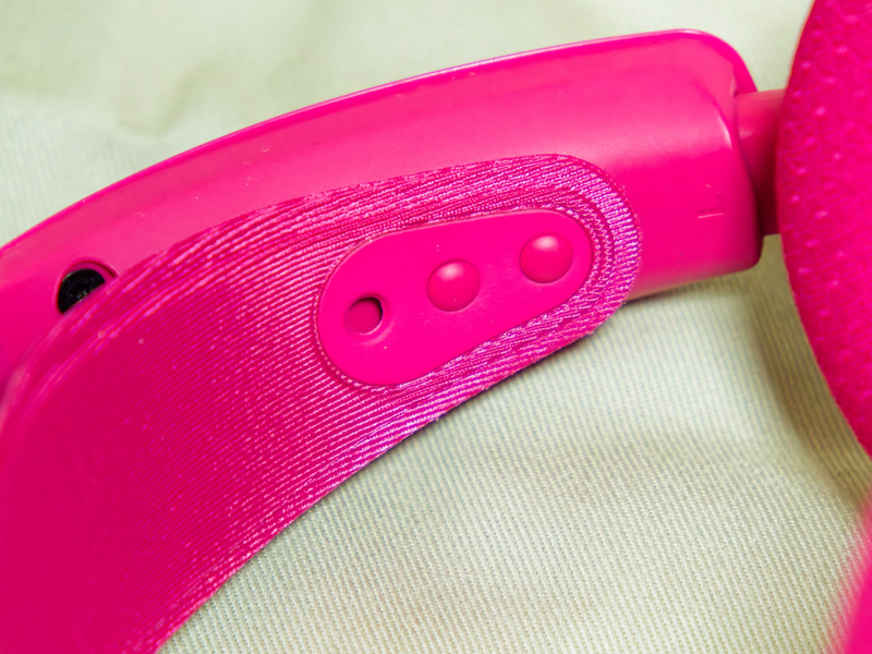 硬いヘッドバンドの内側に伸縮性のある布製のヘッドバンドが設えられているのがArctis Novaシリーズの特長で、これが装着感に大きな影響を与えている。自分の頭にフィットさせる際に、ヘッドバンドとドライバーをつなぐヨークの伸縮だけでなく、この布製ヘッドバンドの取り付けを調整することでも装着感を調整できるのだ。