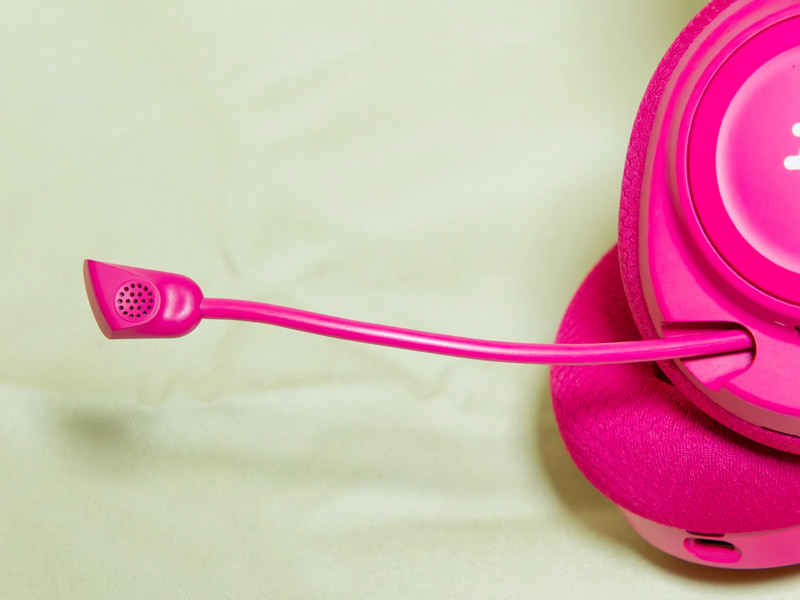 Arctis Novaシリーズのヘッドセットで筆者が個人的に気に入っているのがこの格納式ClearCastマイク。必要なときだけこうやってマイクを引き出して使う。マイクの集音にはノイズキャンセリング機能を搭載しているうえ、Sonarでのイコライジングも可能。キーボードの打鍵音などの帯域を絞ることでより効果的にマイクが拾う環境音をおさえることができる