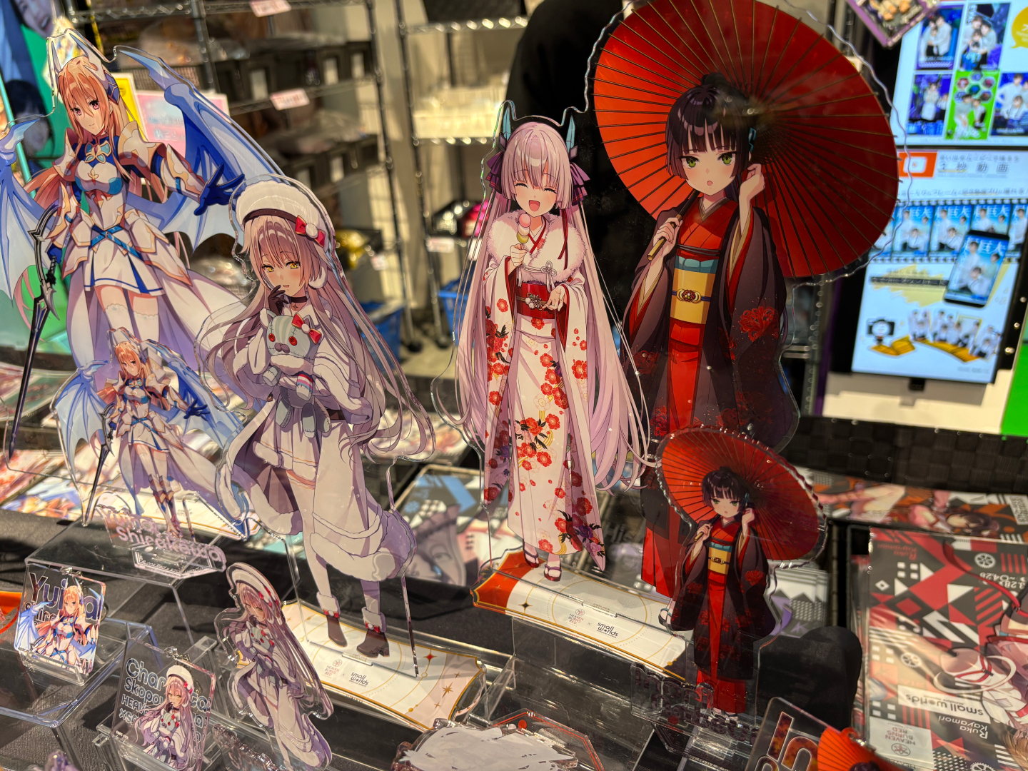 「描き下ろしアクリルスタンド」価格：各2,200円