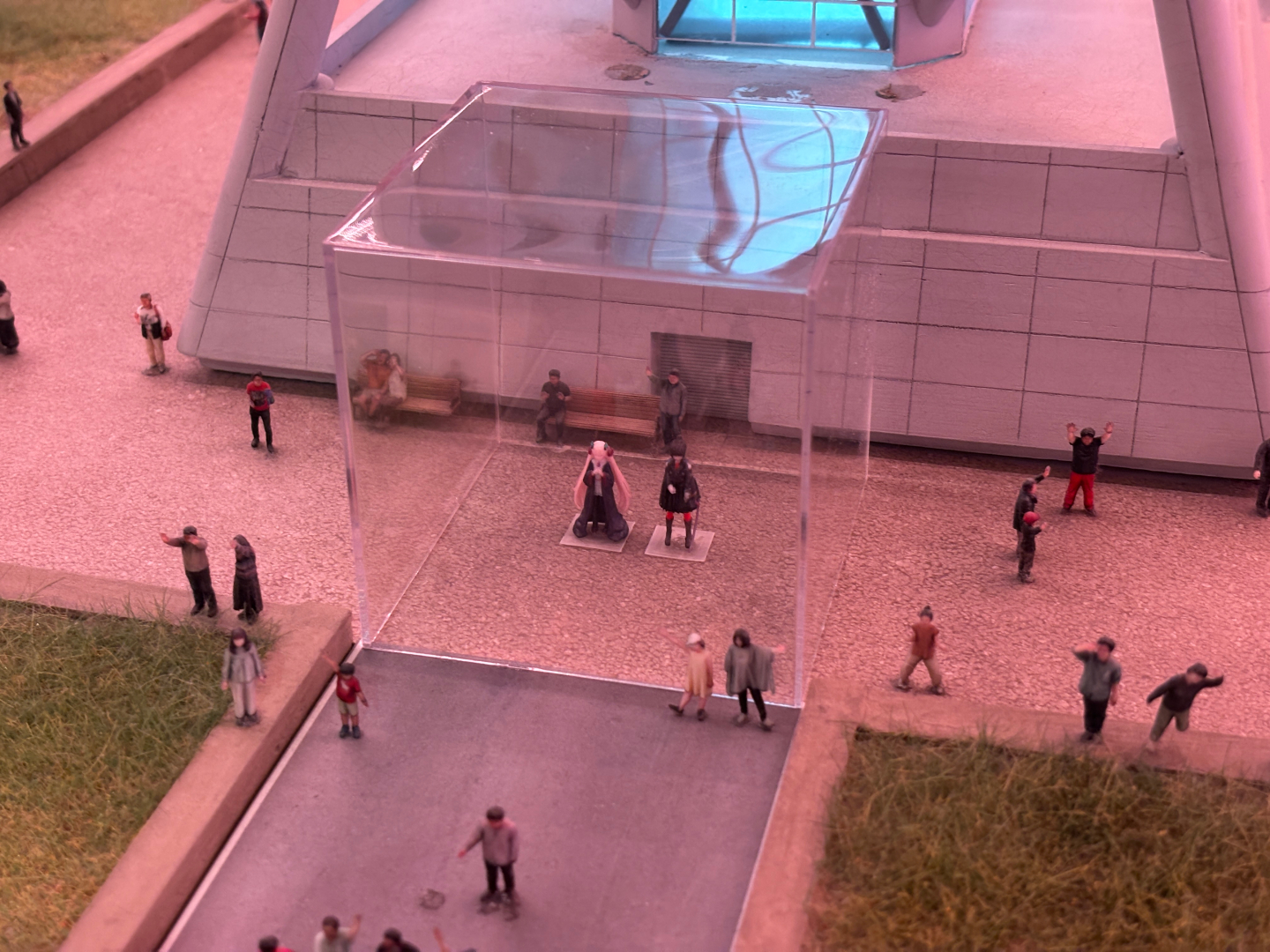 夏目祈と小笠原緋雨のジオラマ。なんと2.5cmというサイズ感で彼女たちの特徴が再現されている。非常に小さく見つけるのは難しい！