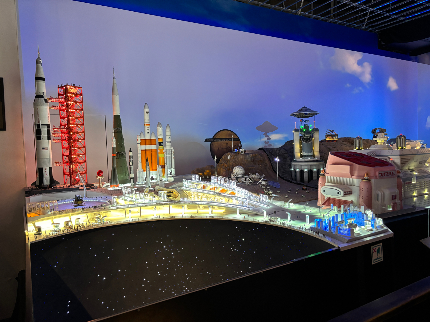 会場では常設のジオラマが展示。非常に小さなサイズで見応え満載だ