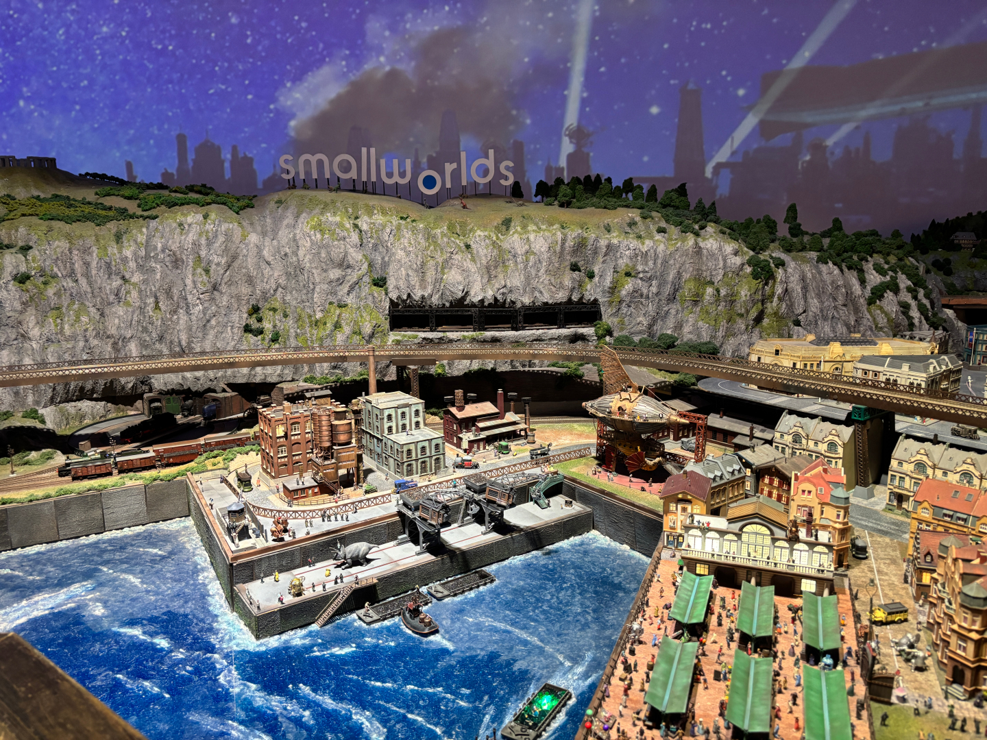 会場では常設のジオラマが展示。非常に小さなサイズで見応え満載だ