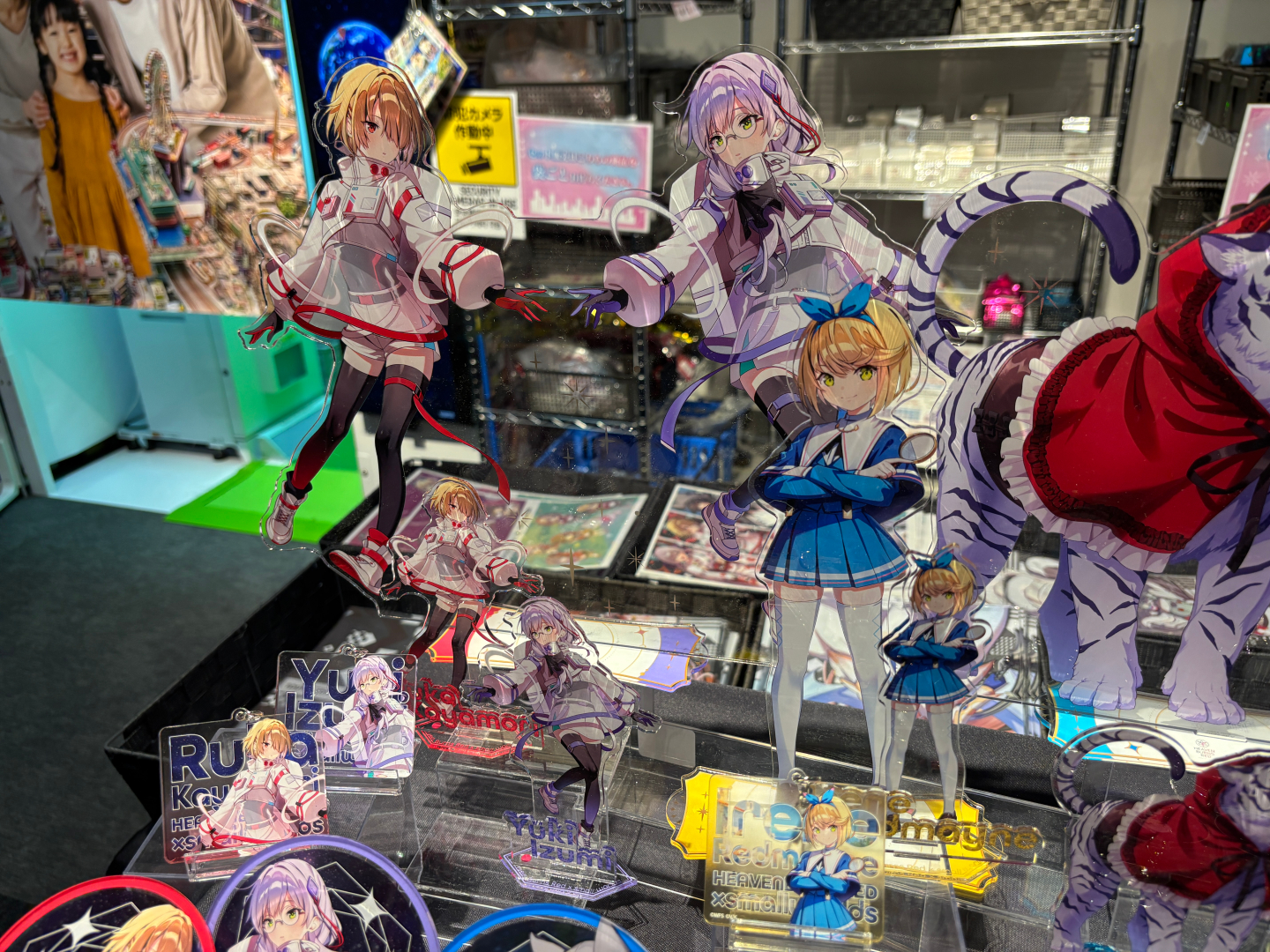 「描き下ろしアクリルスタンド」価格：各2,200円