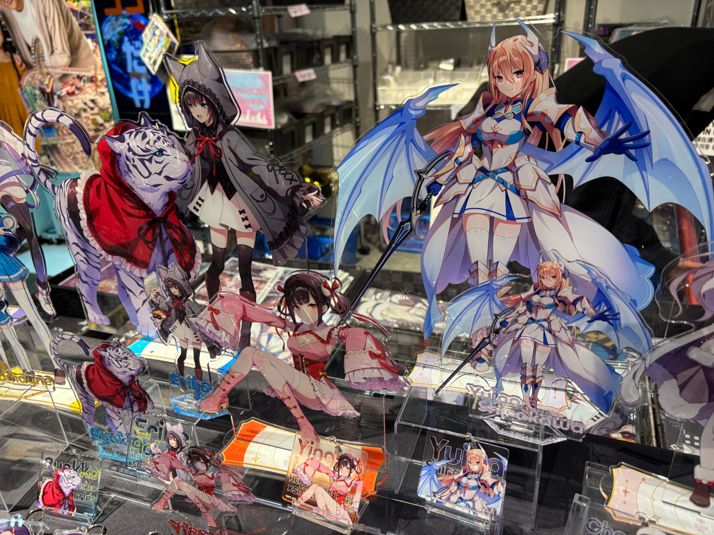 「描き下ろしアクリルスタンド」価格：各2,200円