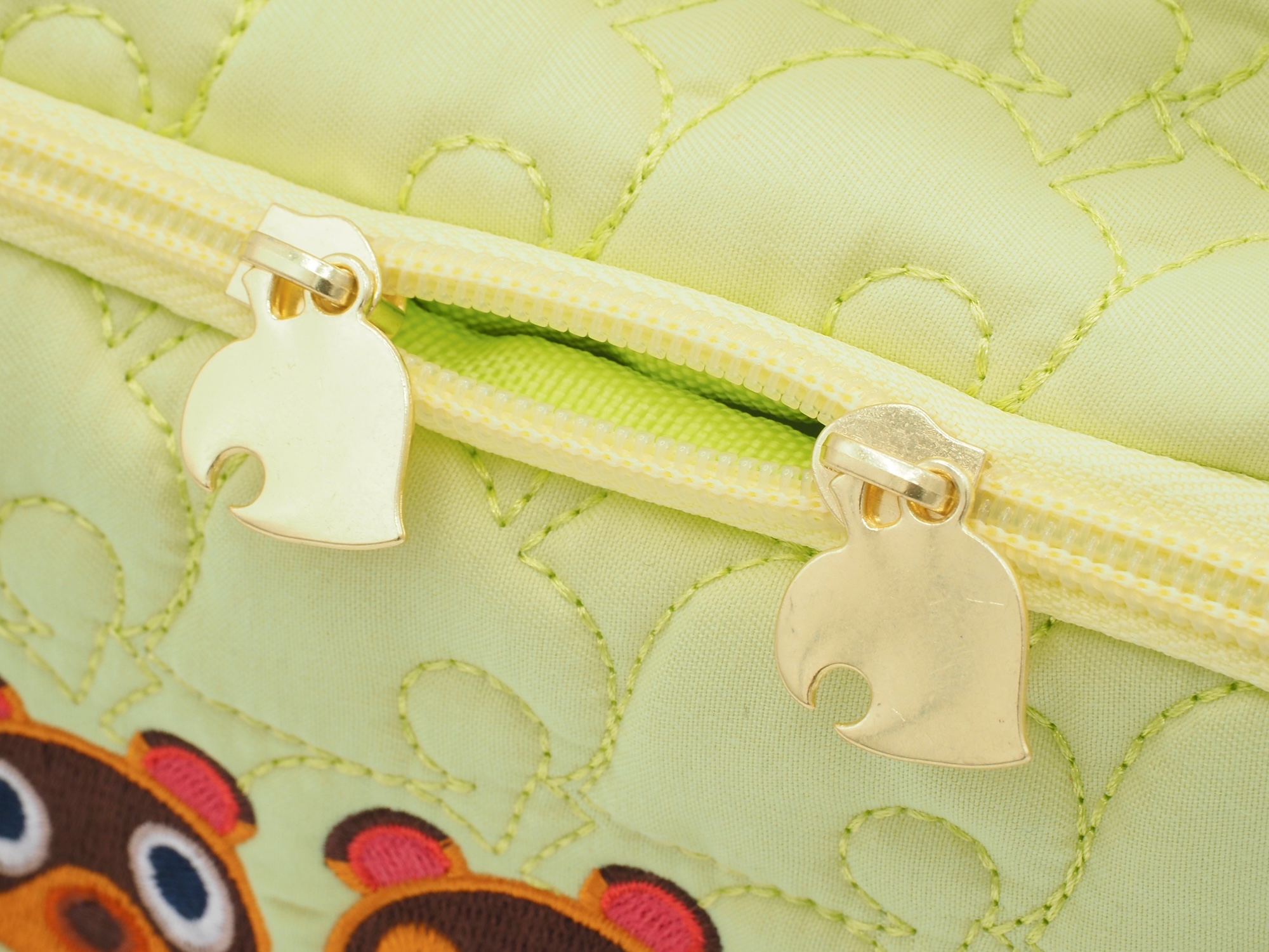 ファスナーの持ち手も葉っぱになっている