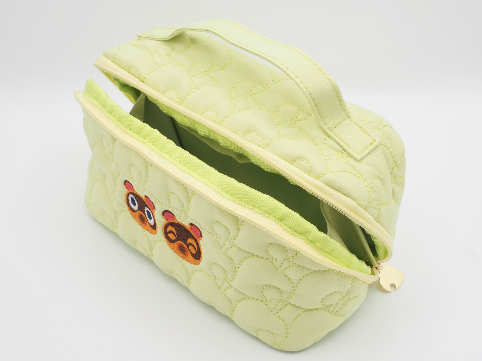 大きなファスナーを備えており……