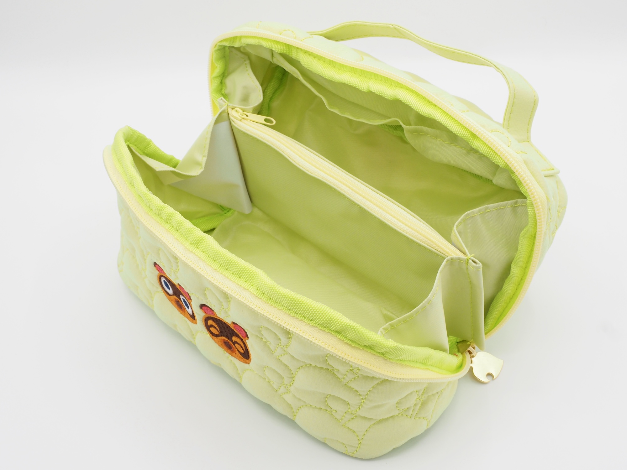 180度ガバッと開く仕様になっている