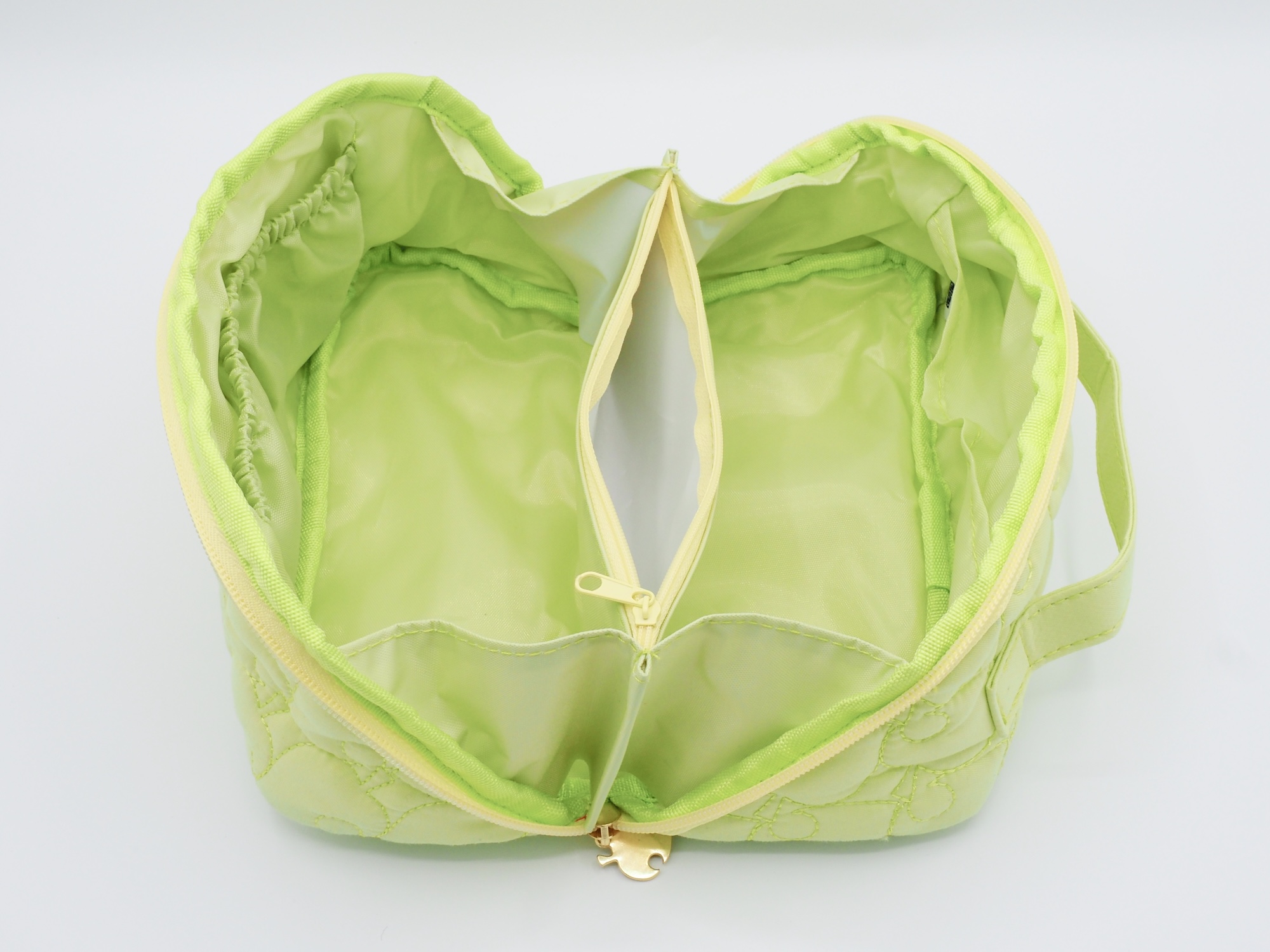 内部は2層構造で、計4つのポケットを備える