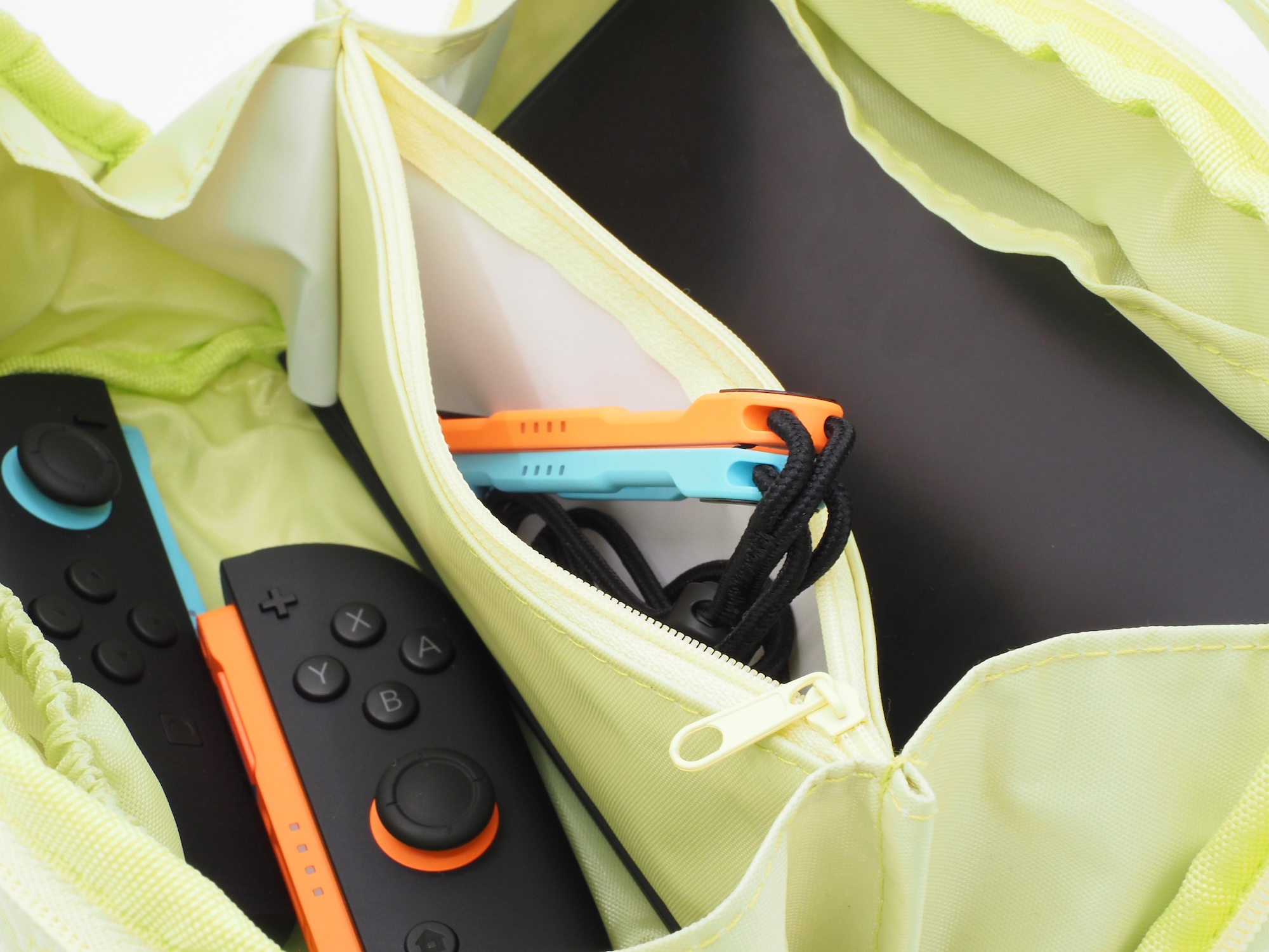 小さめのアクセサリー類はポケットに入れておこう