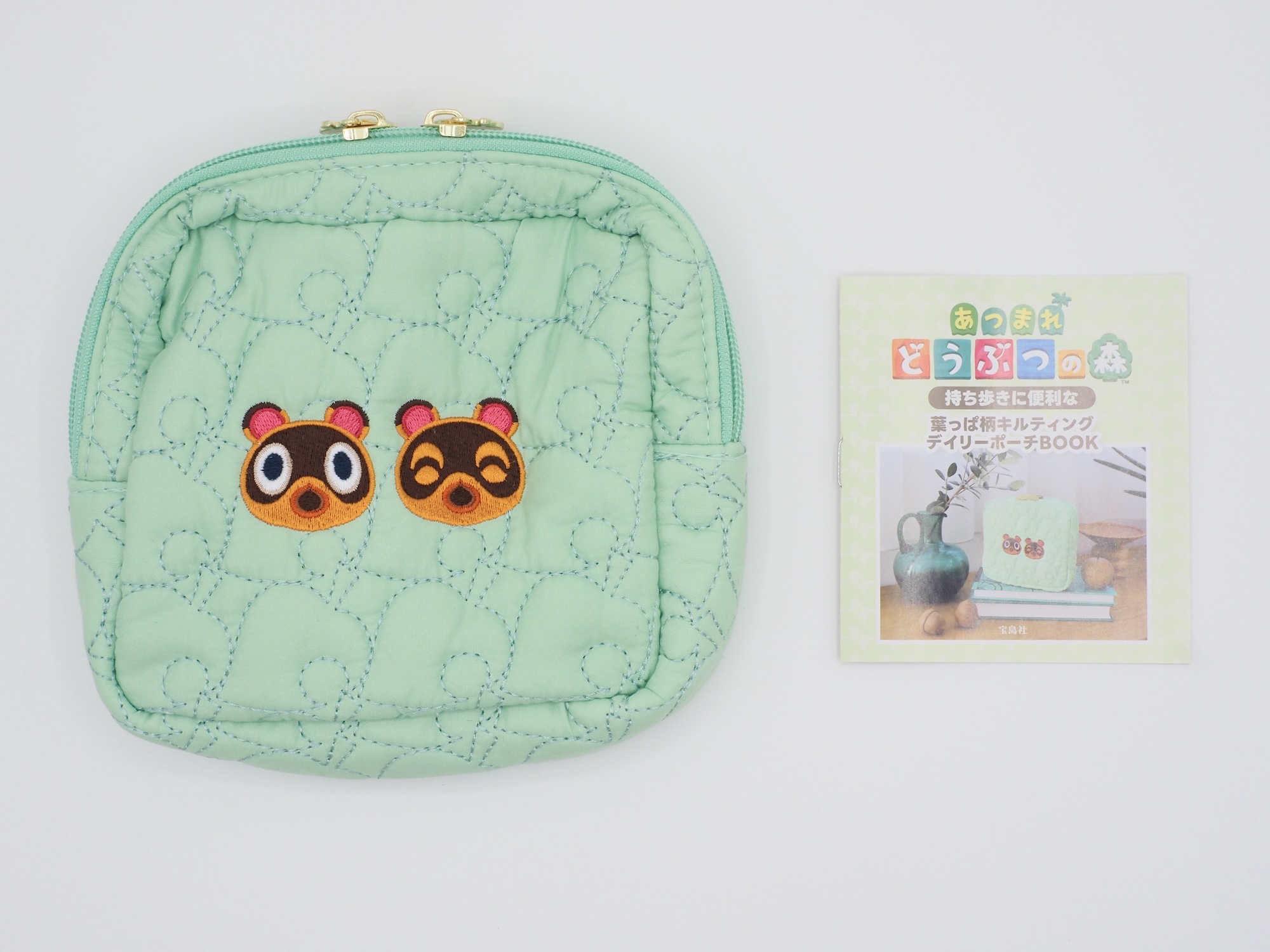 内容物はポーチと小冊子の2点