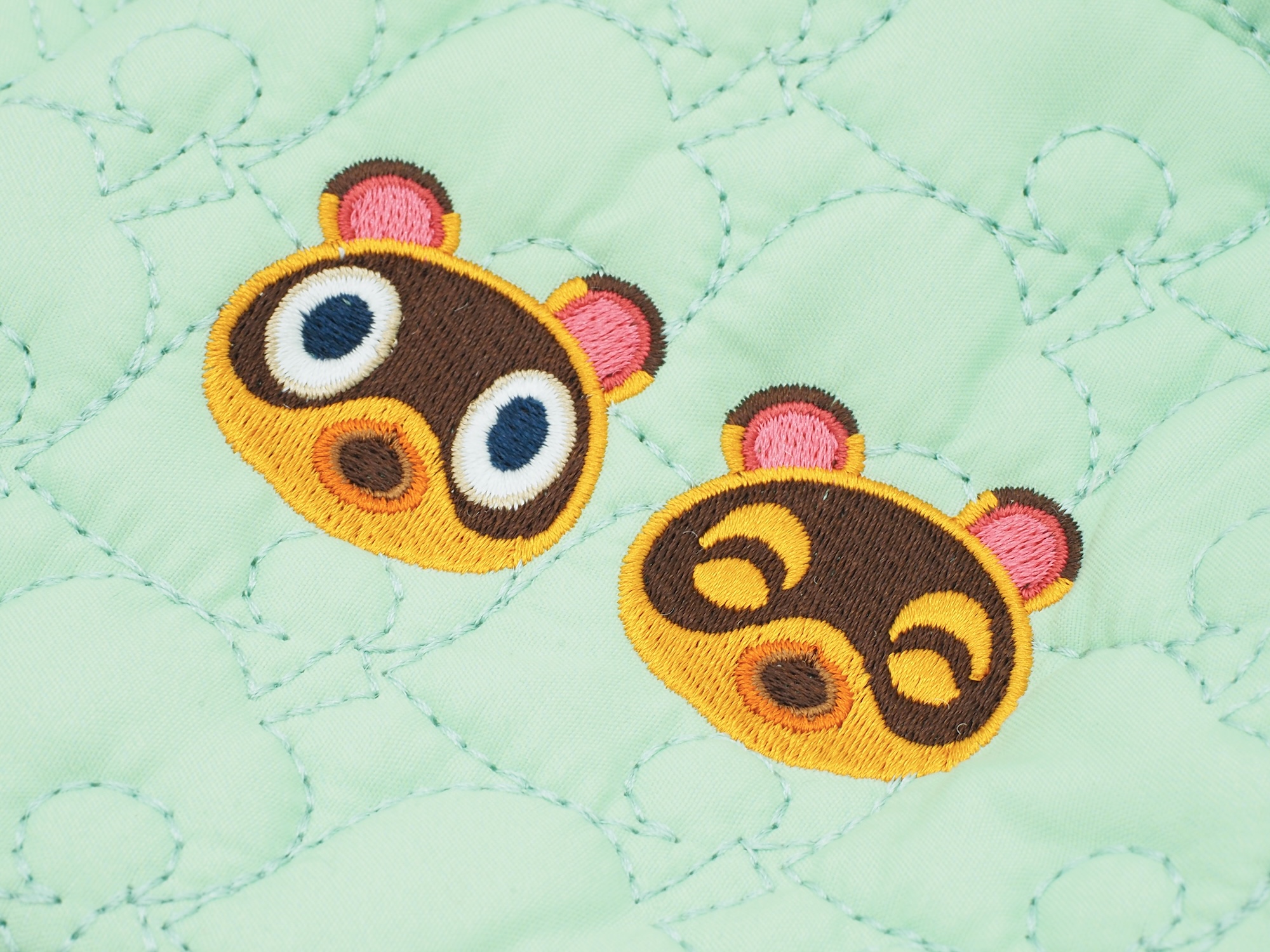 大容量ポーチと同じく、まめきちとつぶきちの刺繍がアクセントになっている