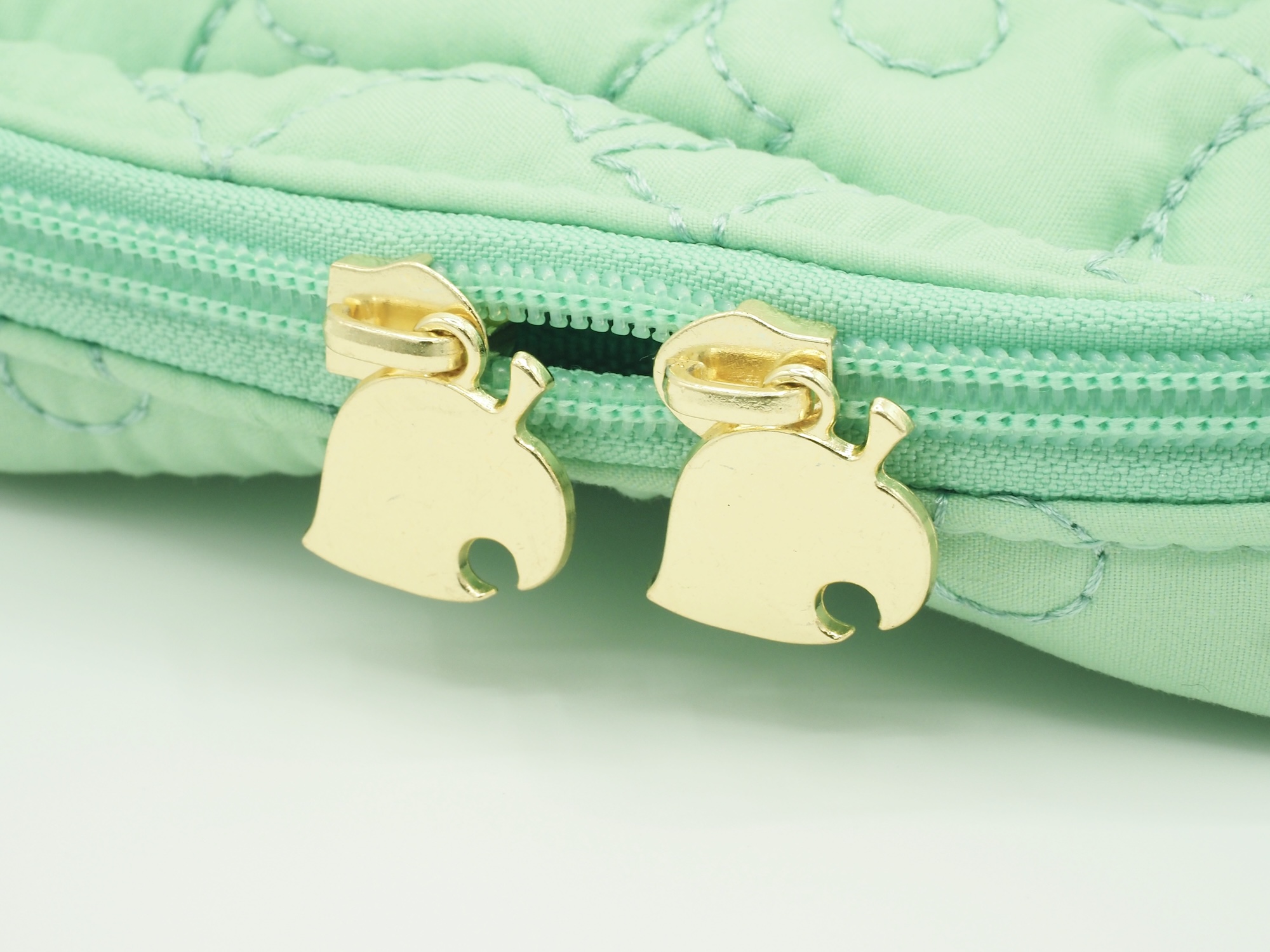 葉っぱデザインのファスナーの持ち手