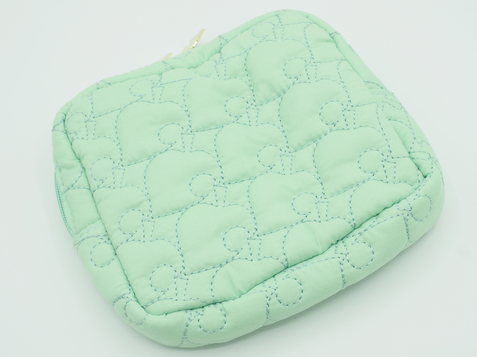 裏面はシンプルなデザイン。葉っぱ柄のキルティングが際立つ