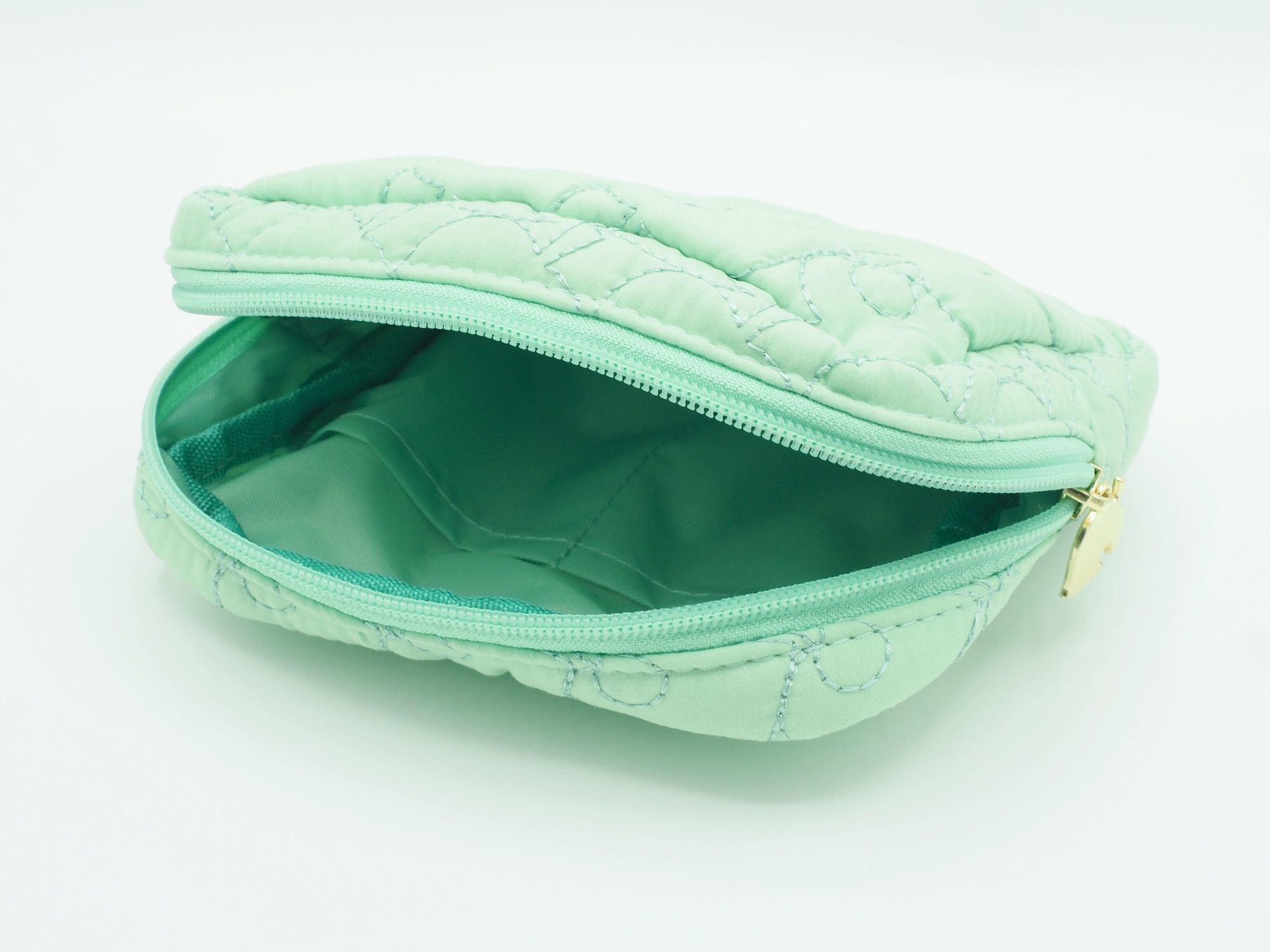 ガバッとは開かないが、大きめの開口部を備えている