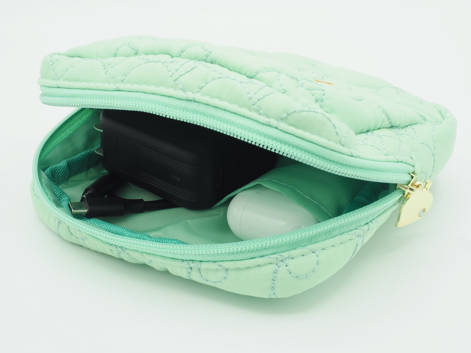 イヤホンやケーブル、充電器を収納して、バッグインポーチとして活躍しそうだ