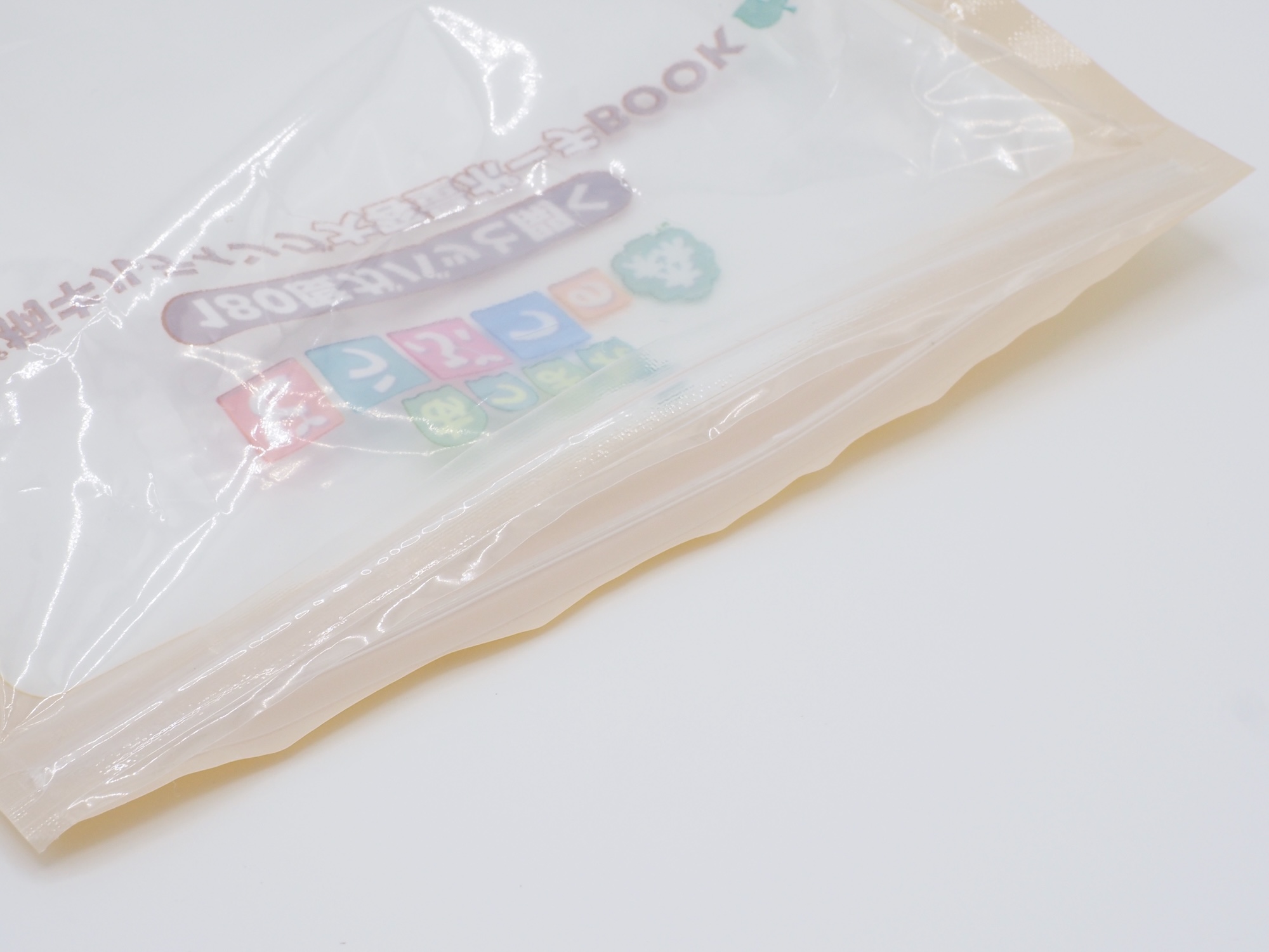 取り出し口がパックになっており、開封後は小物入れに使えそうだ