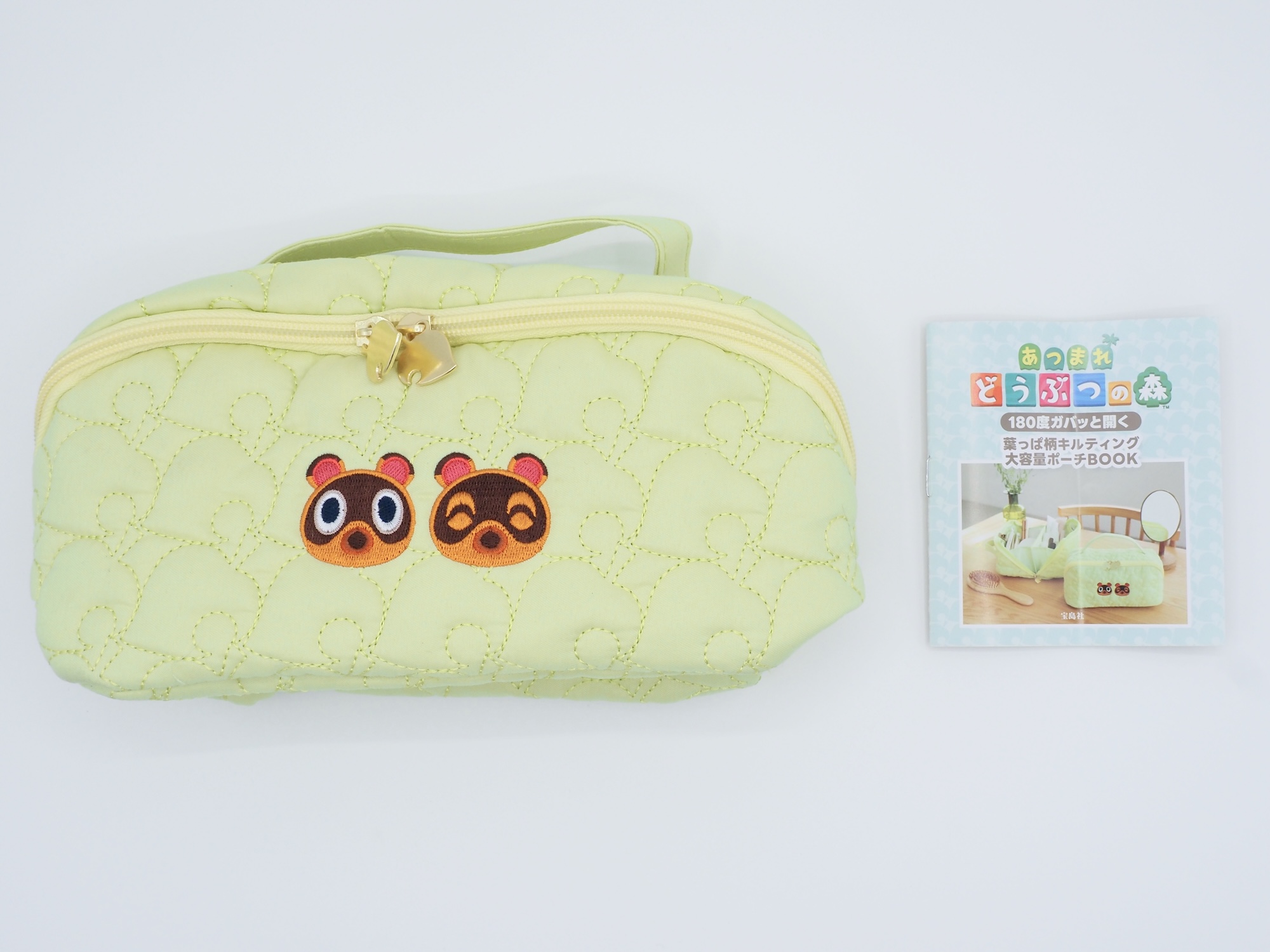 内容物はポーチと小冊子のみ