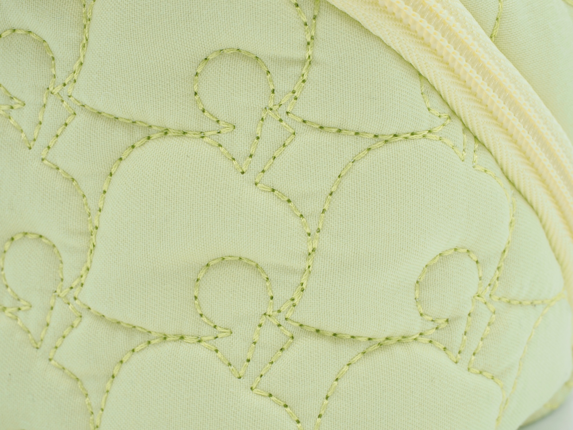 全体に葉っぱ柄のキルティングを施している