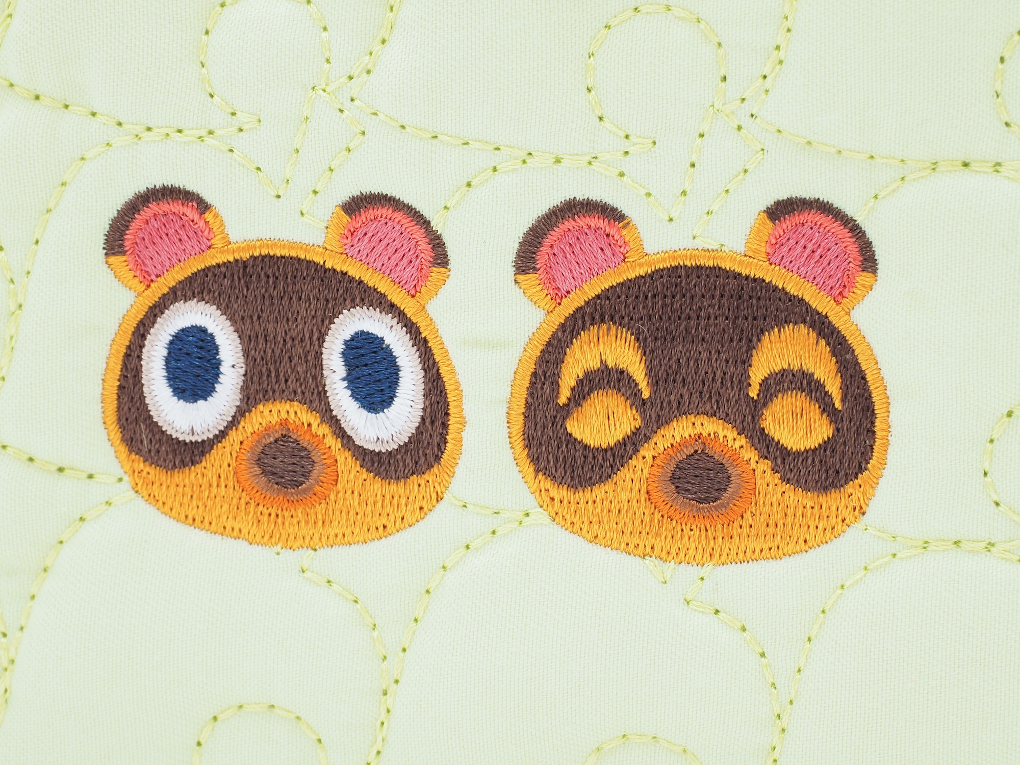 中央のまめきちとつぶきちの刺繍がアクセントに