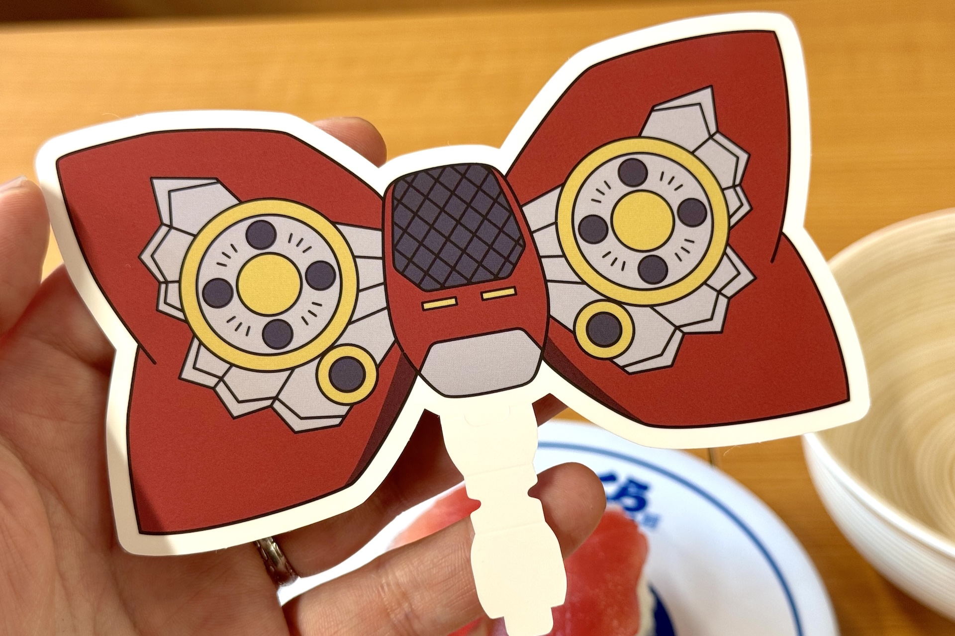 作中でも活躍する「蝶ネクタイ型変声機」をイメージしたピックになっている