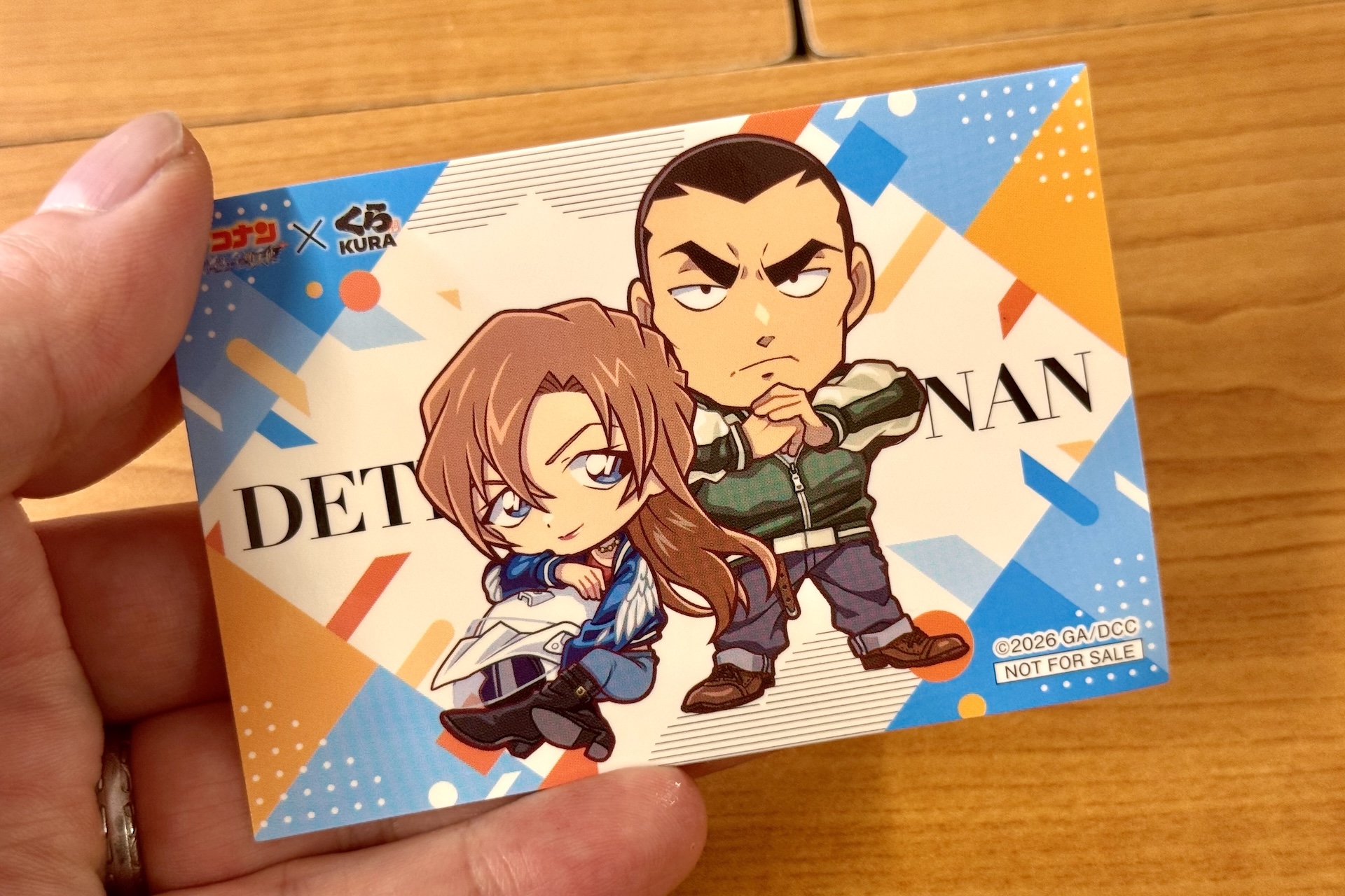 萩原千速と横溝重悟がデザインされたステッカー付きだ