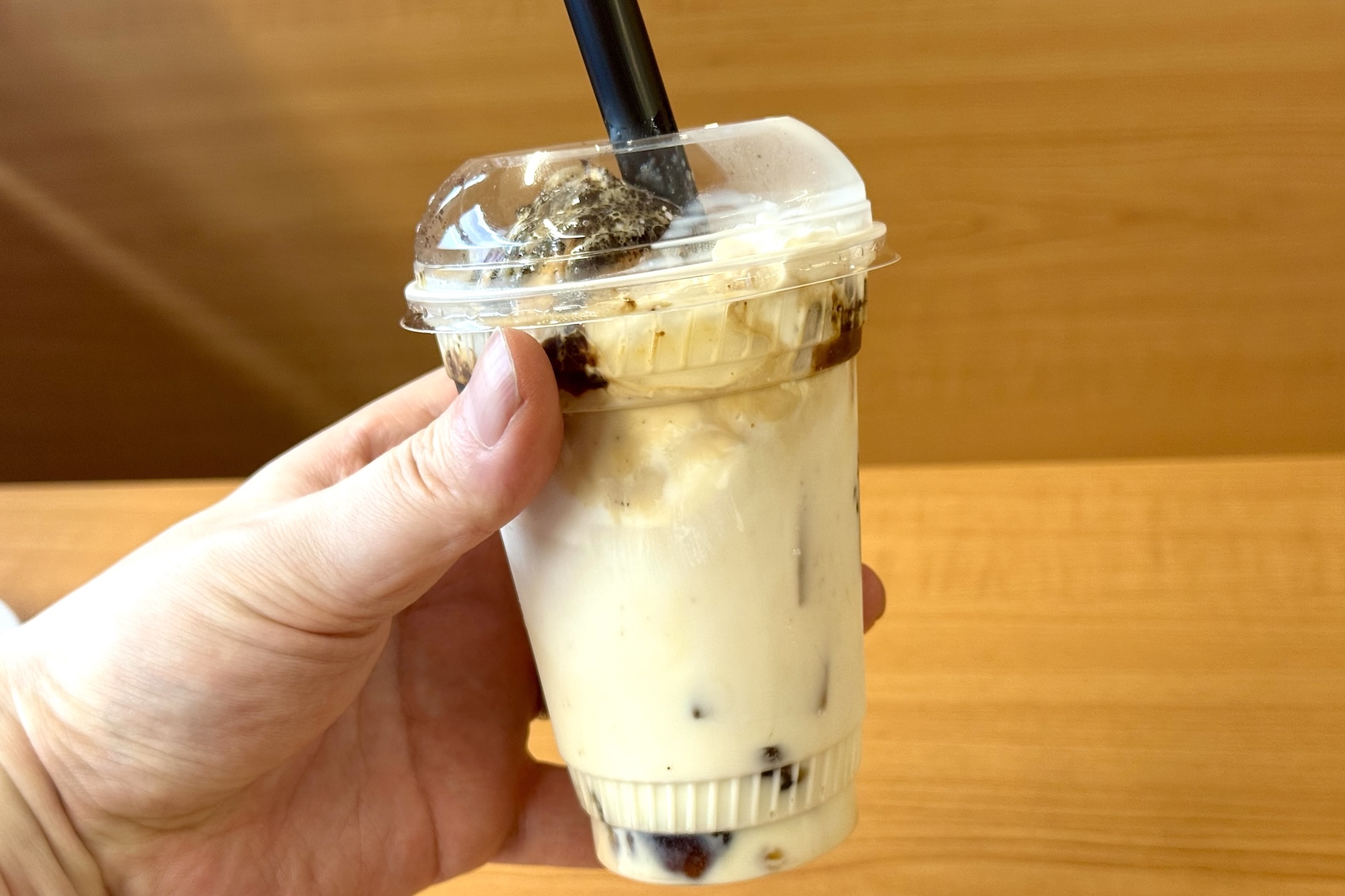 白バイ隊員の萩原千速をイメージし、ホイップとバニラアイスで白色を表現しているとのこと。横溝重悟がブラックコーヒーをよく飲んでいることから、コーヒーゼリー、コーヒーパウダーが使用されている