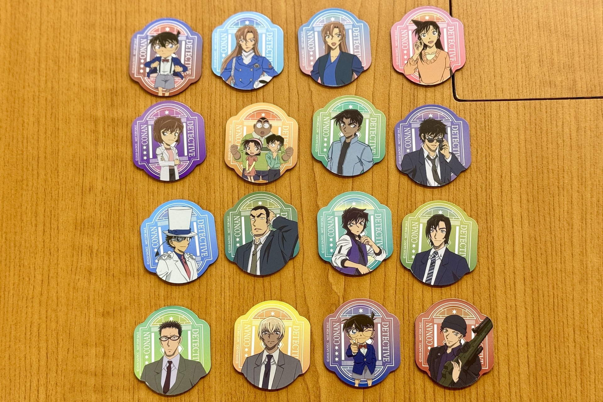 マグネットシートは2個セットで全8種。こちらは撮影の都合上、セットや順番がバラバラとなっているが、「服部平次&怪盗キッド」という感じでセットとなる種類は決まっている