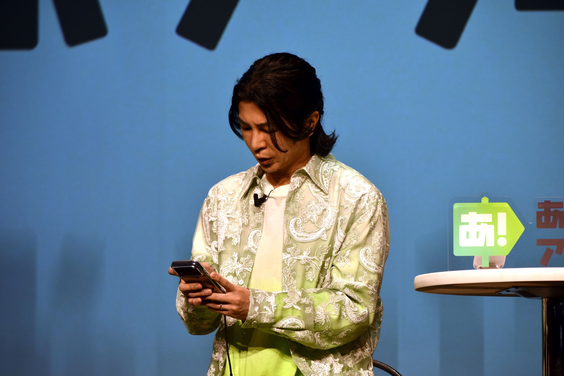 「あっぷアリーナ！」を体験する岡田さんと、ゲームに夢中になる武田さん