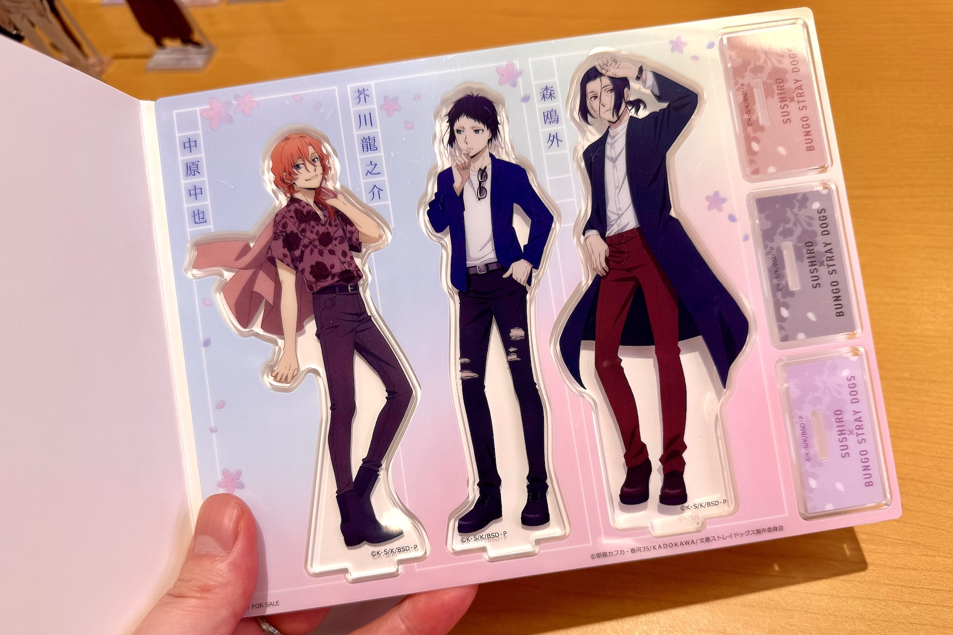 こちらが中身。しっかりとした台紙付き