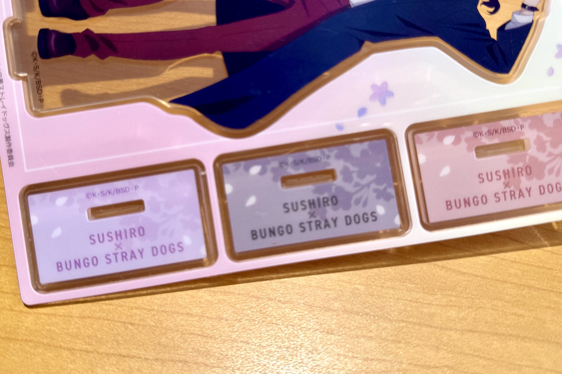 台座部分にはコラボロゴが印字