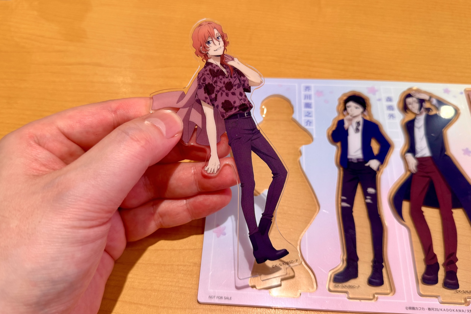 台紙から取り外す際は少し力を入れる必要があるが、難しいことはない。慌てずゆっくり外していこう