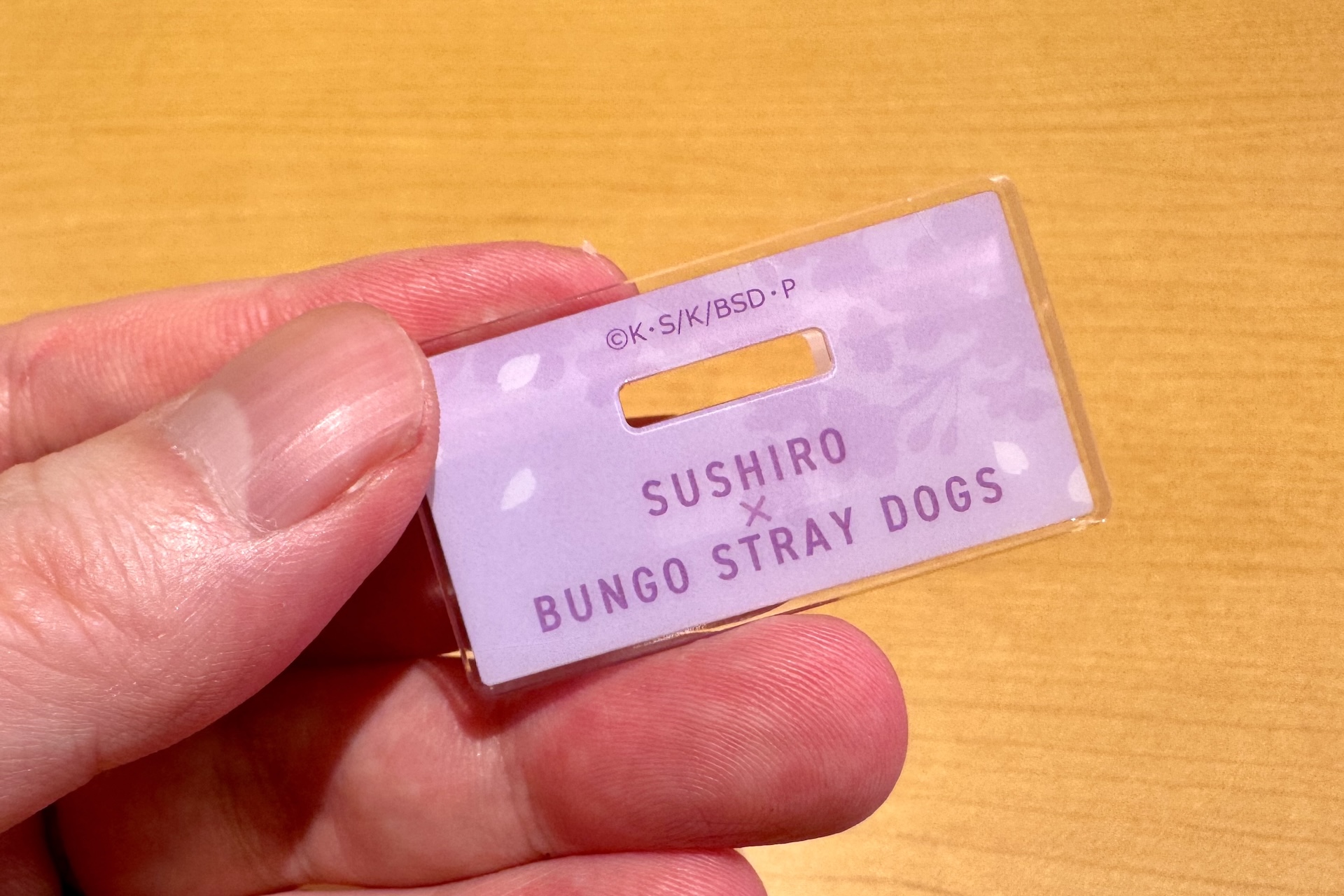 台座部分にはコラボロゴが印字