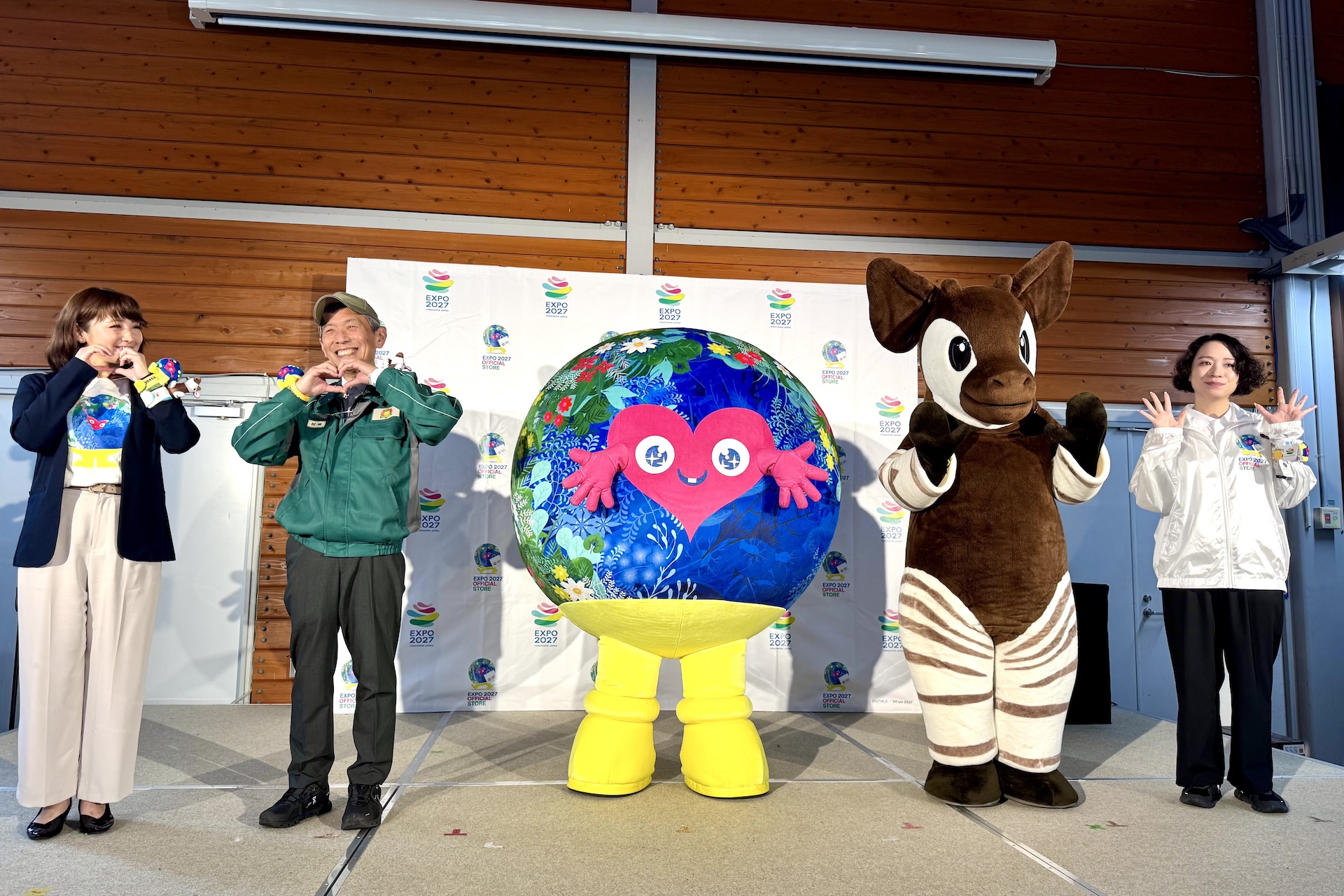 最後はよこはま動物園ズーラシア園長の村田浩一さんと、コラボストアの店長を務める松井あゆのさんも加わってフォトセッション